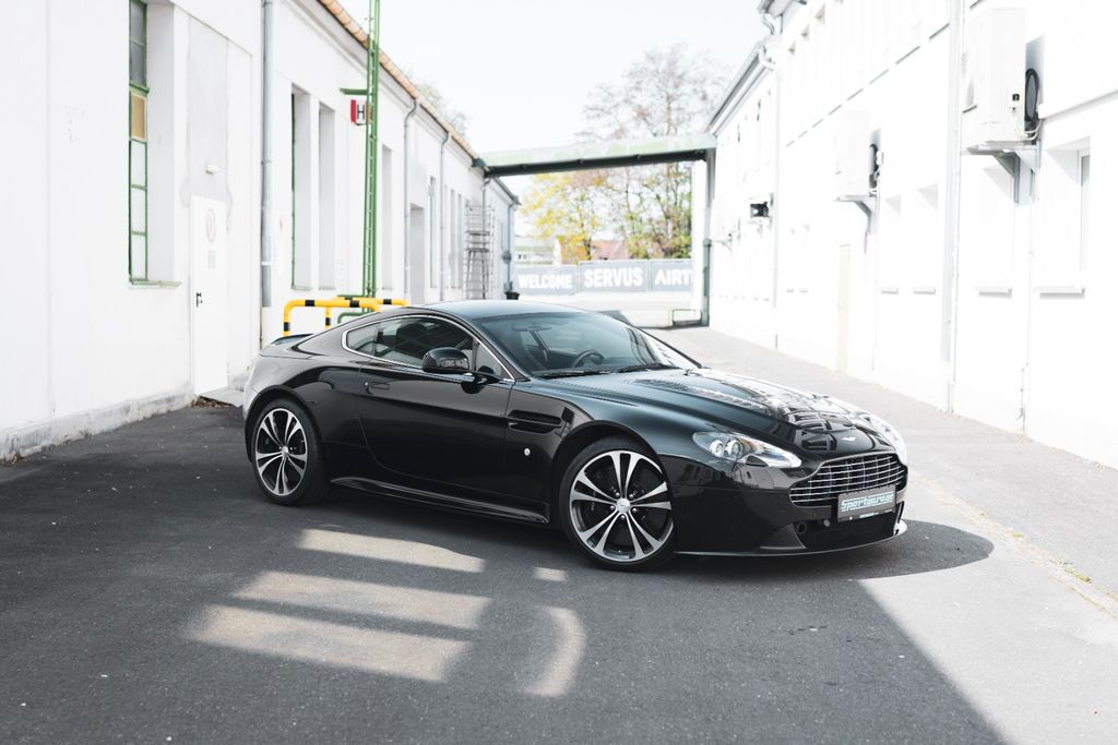 Aston Martin V12 Vantage