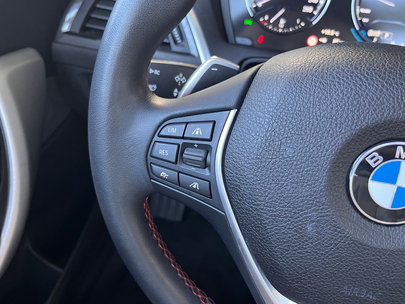 Fahrzeugabbildung BMW 220i Cabrio Sport Line H/K LEDER LED NAV SHZ 18"