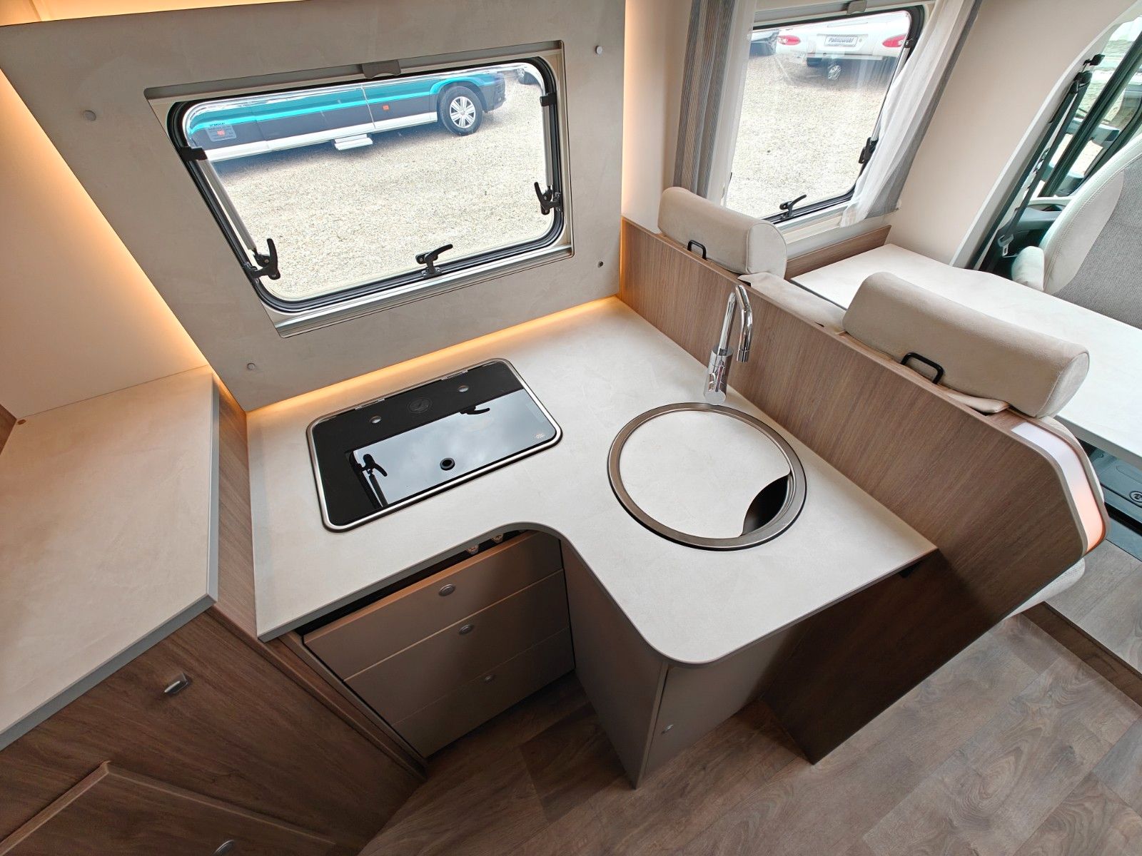 Fahrzeugabbildung Carado T-338 pro+ - SAT, TV, CarPlay, Kamera, Markise -