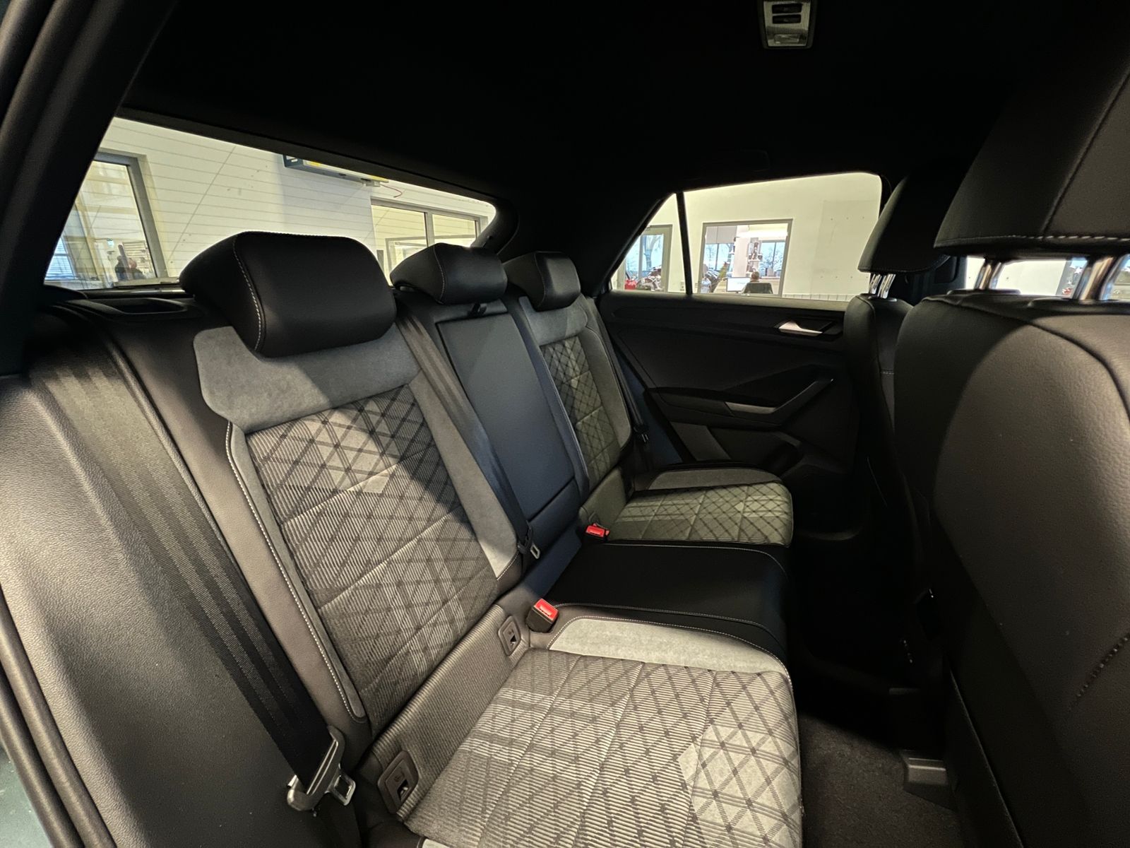 Fahrzeugabbildung Volkswagen T-Roc R-Line 1.5 TSI DSG *Black Style,AHK,Navi*