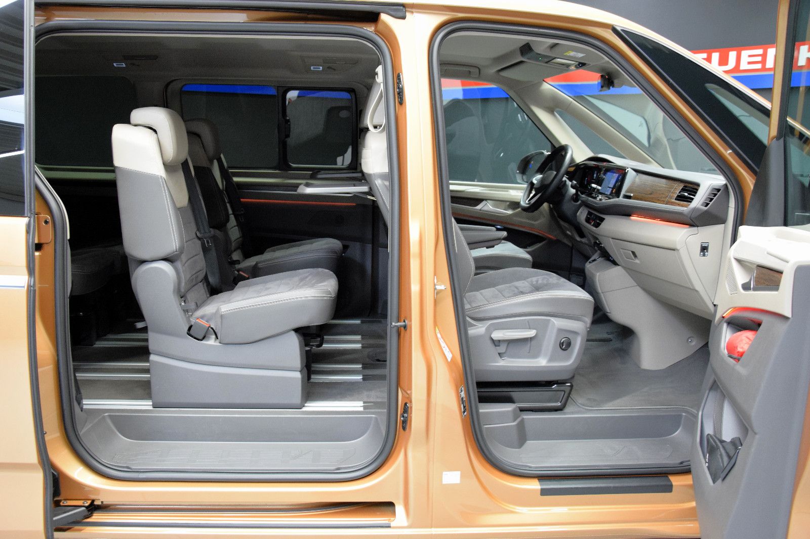 Fahrzeugabbildung Volkswagen T7 Multivan Style 7 Stz. ACC Matrix el.AHK Alcan
