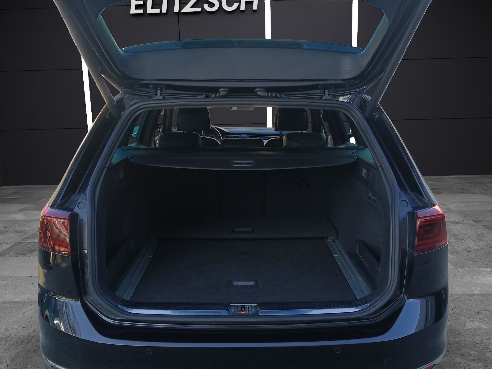 Fahrzeugabbildung Volkswagen Passat Variant TDI R-Line DSG Matrix AHK Navi Le