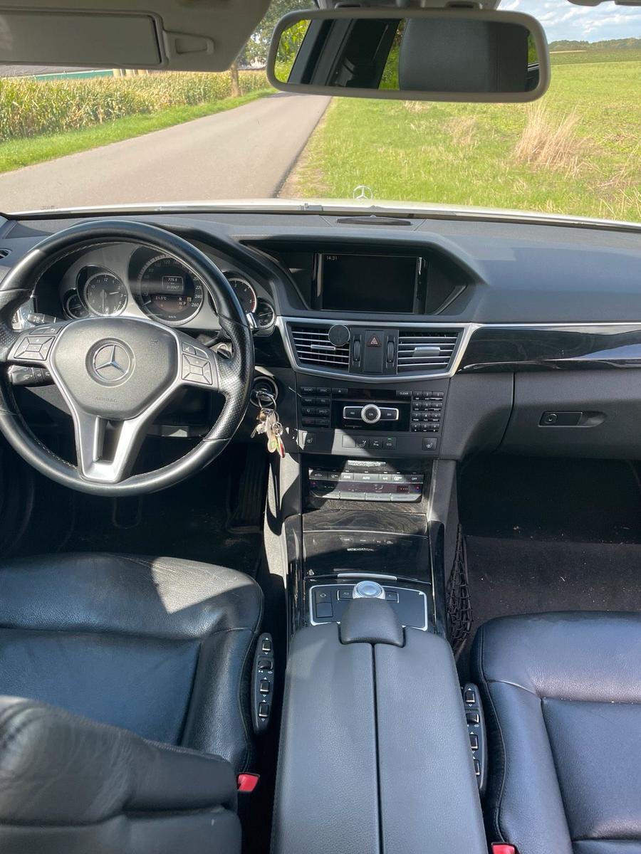 Mercedes-Benz E200 2012 — photo 12