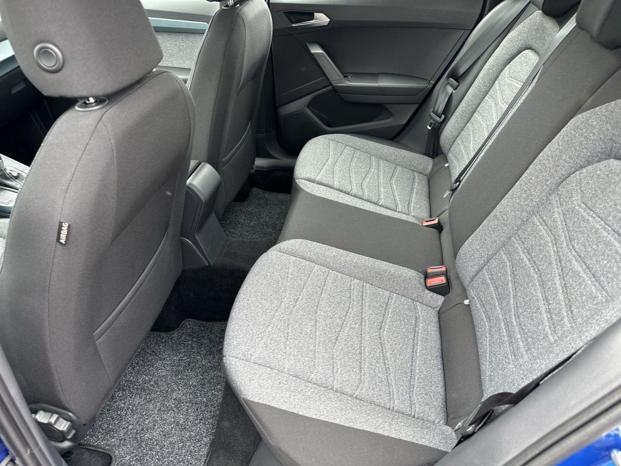 Fahrzeugabbildung SEAT Arona Xperience 1.0TSI 110 PS DSG-Navi*Cam* - mit KI generiert/bearbeitet
