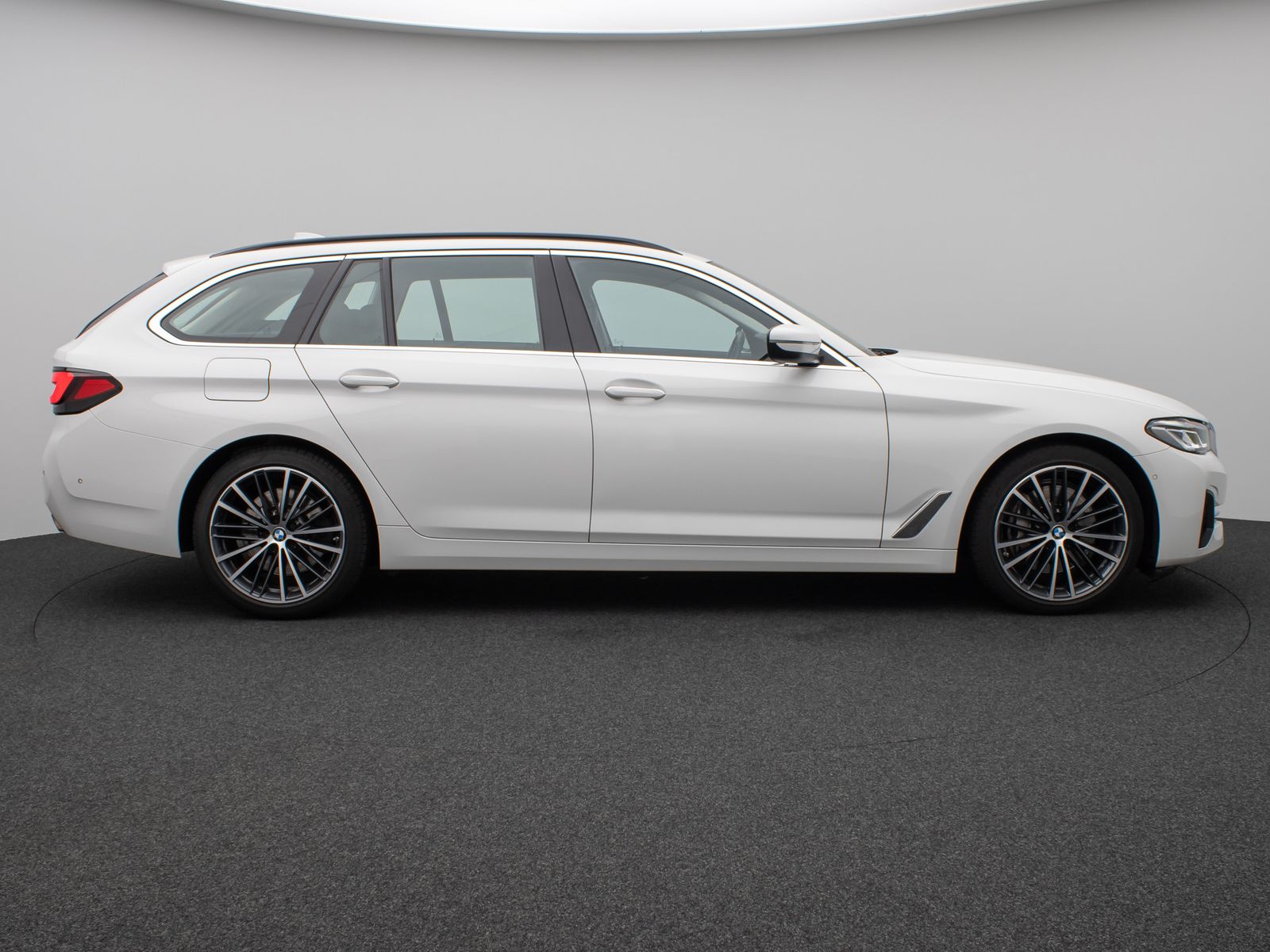 Fahrzeugabbildung BMW 530d Kamera HUD DAB Komfort Alarm Sport 19Zoll