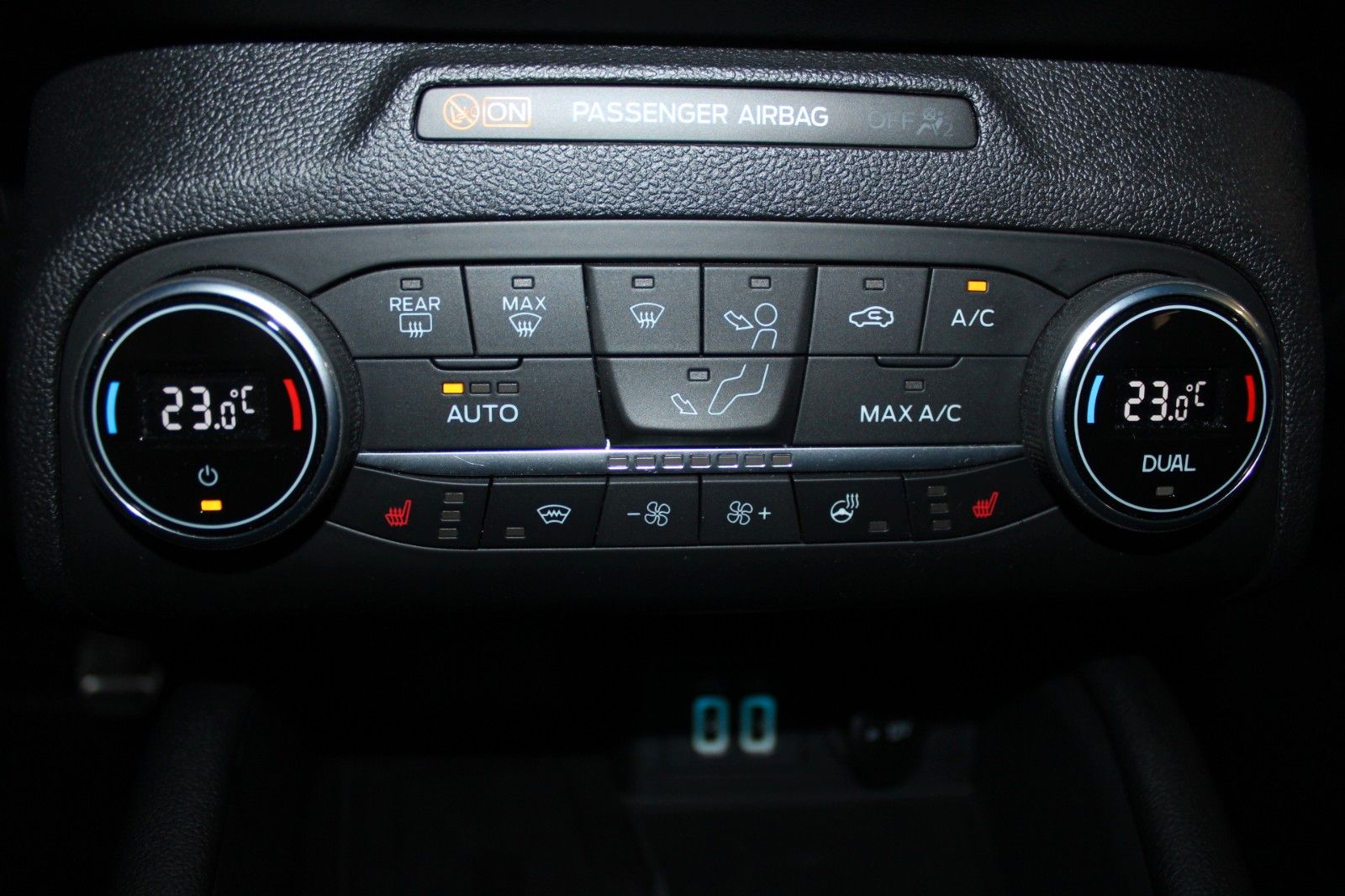 Fahrzeugabbildung Ford Focus ST-Line X Turnier AHK LED NAVI CAM WinterP