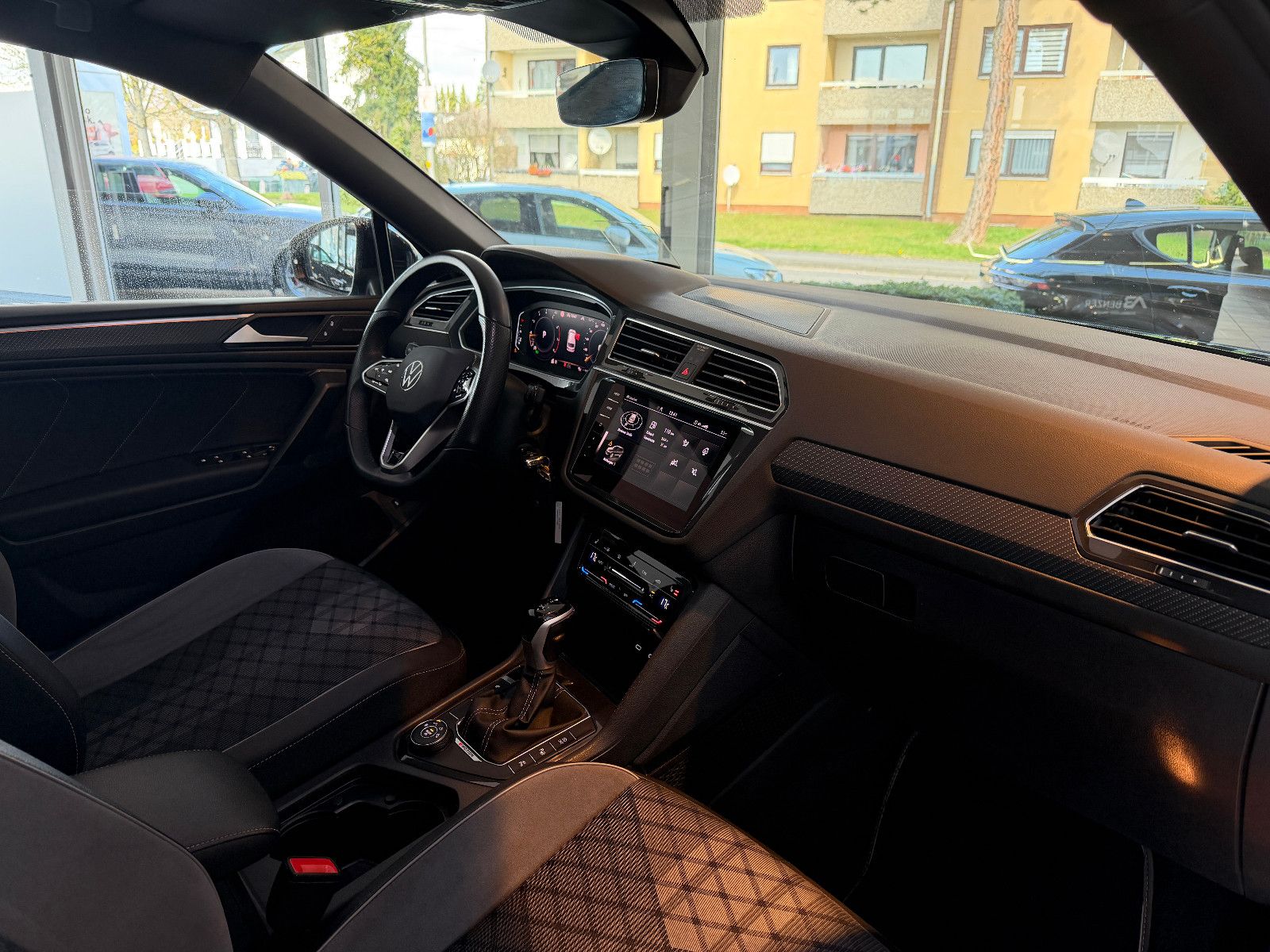 Fahrzeugabbildung Volkswagen Tiguan Allspace R-Line /PANO/HUD/HARMAN-KARDON/