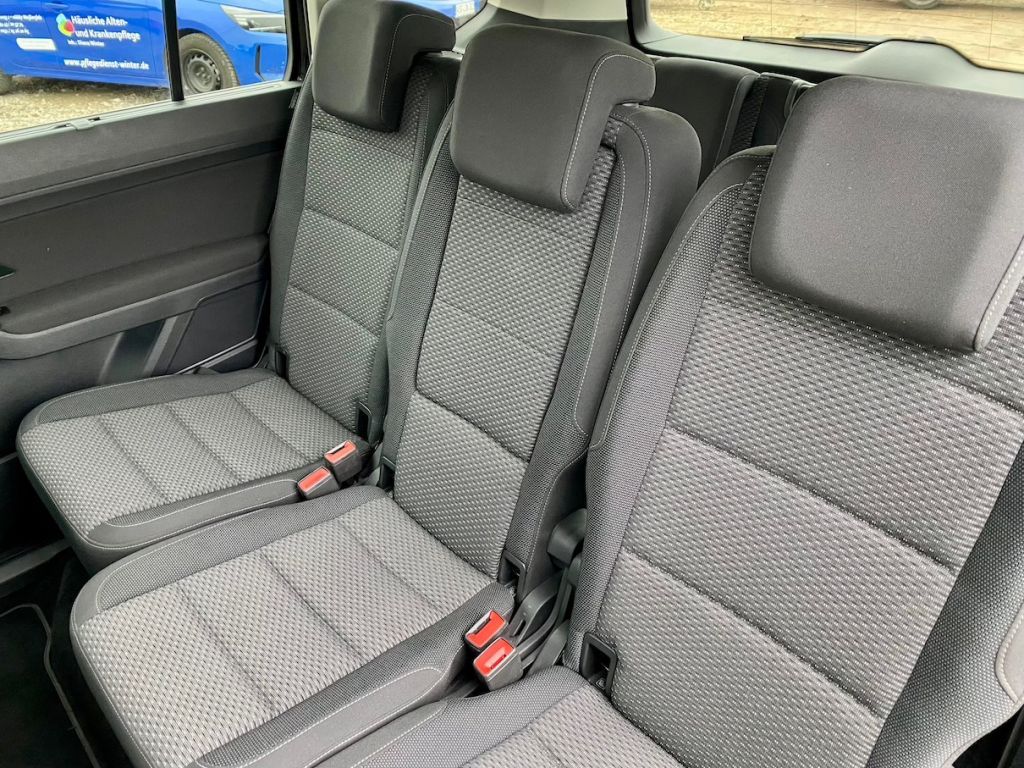 Fahrzeugabbildung Volkswagen Touran 1.5 TSI DSG 7-SITZER AAC AHK LED NAVI