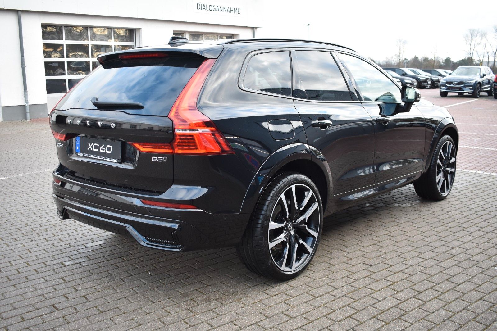 Fahrzeugabbildung Volvo XC60 B5 D AWD Ultimate Dark*STDHZG*LUFT*ACC*AHK