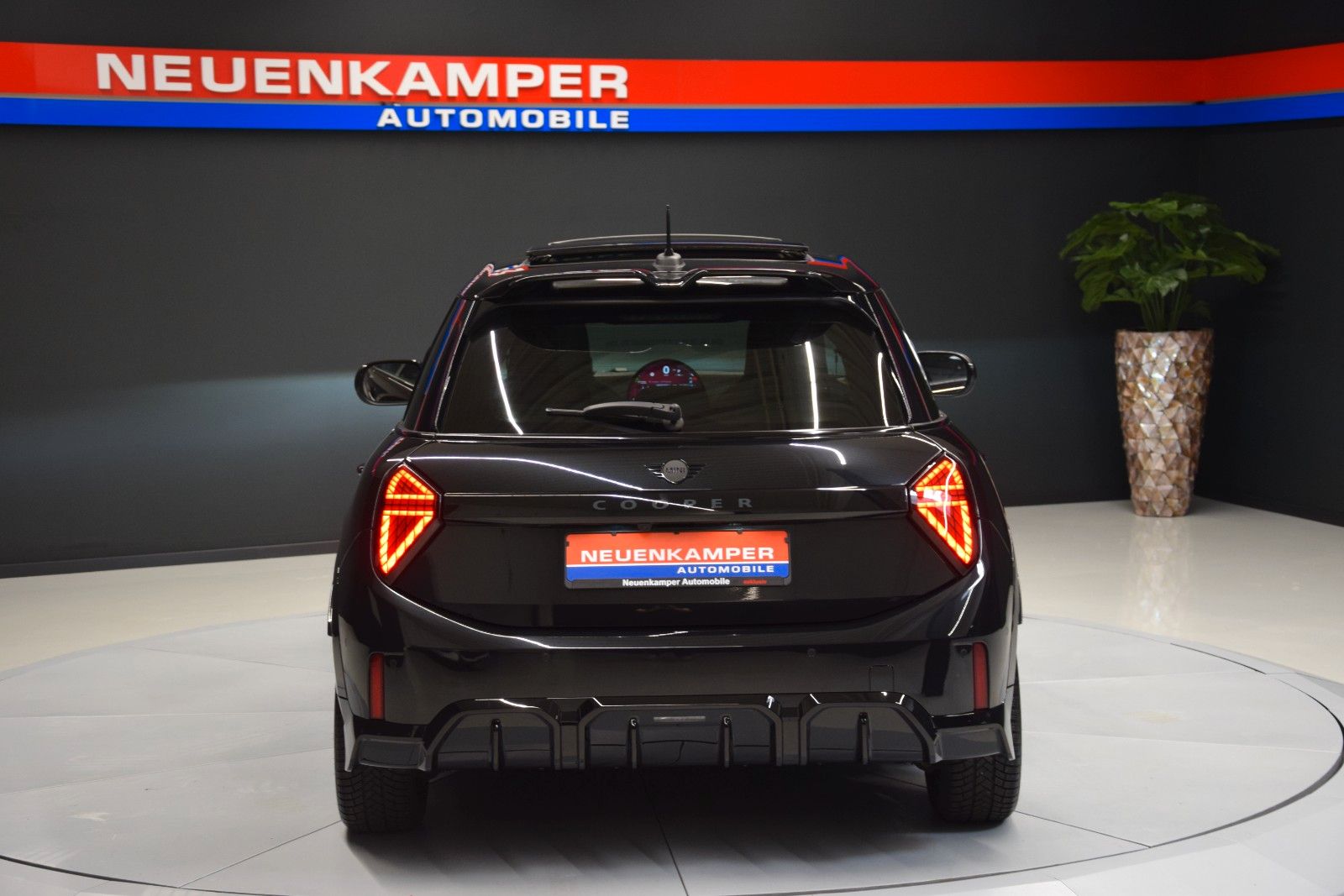 Fahrzeugabbildung MINI Cooper C John Cooper Works Trim M HuD Pano Leder