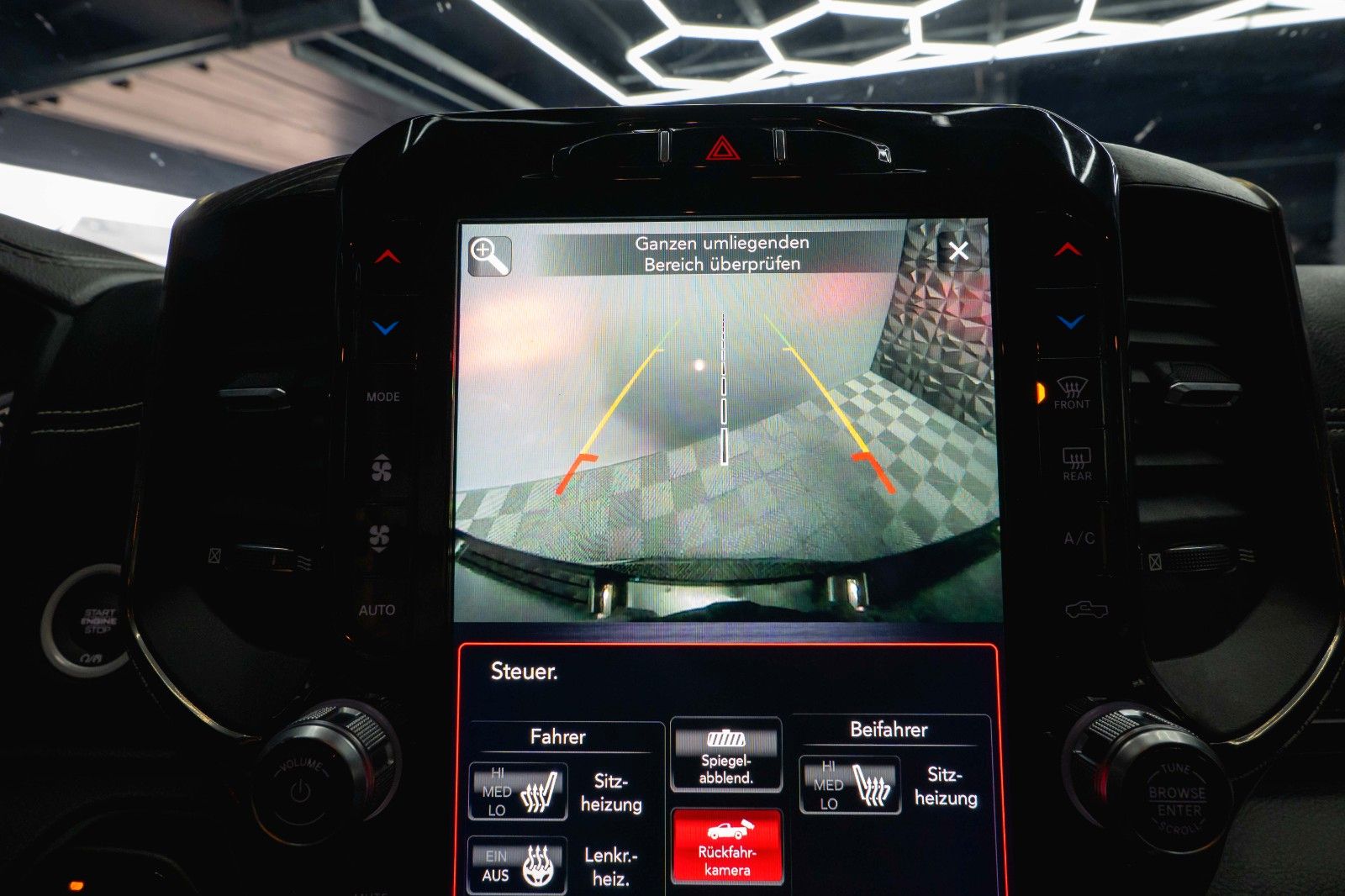 Fahrzeugabbildung Dodge RAM 5.7 V8 HEMI 4x4 OFFROAD Night-Paket LONGBED