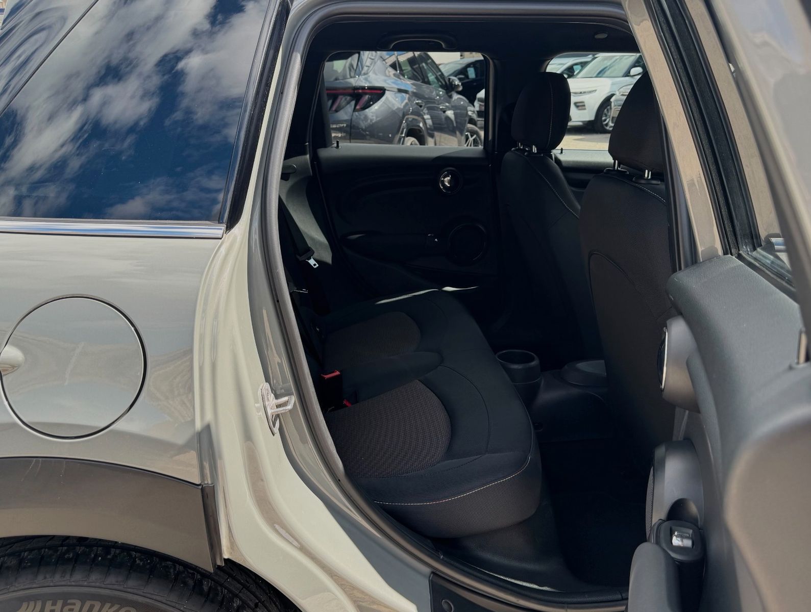 Fahrzeugabbildung MINI Cooper Auto. Essential Trim Kamera Temp. BLT