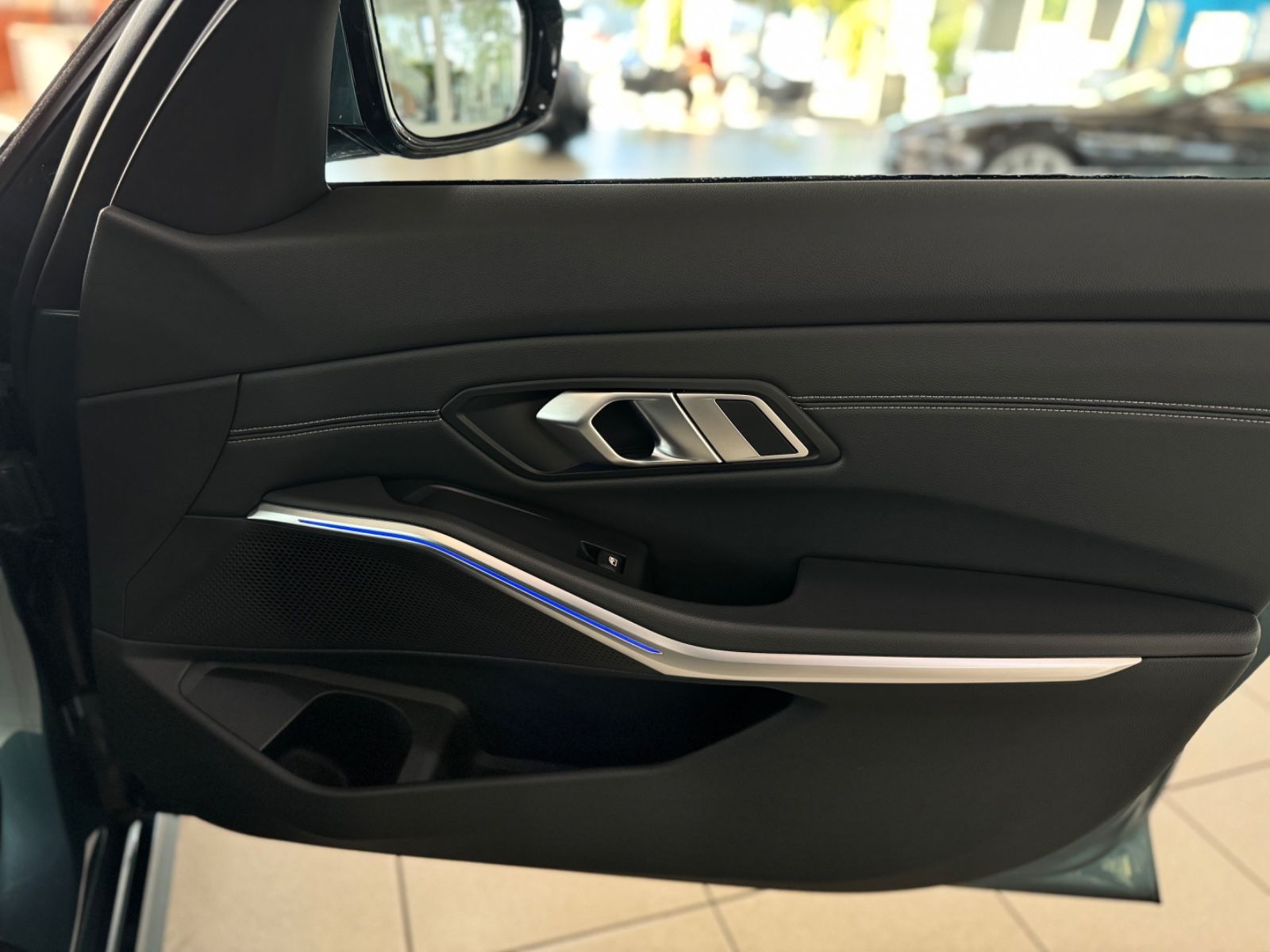 Fahrzeugabbildung BMW 330i xD Sport Line Laser HUD DAB Komfort AHK