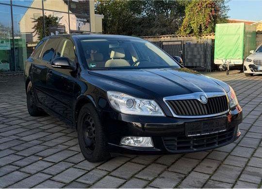 Skoda Octavia 2009 — rear view