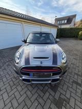 MINI John Cooper Works Cabrio John Cooper Works - silberne MINI John Cooper Works Cabrio