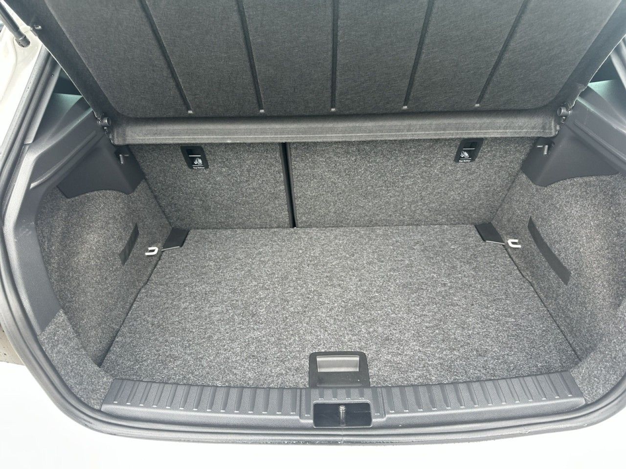 Fahrzeugabbildung SEAT Ibiza FR 1.0 TSI 81 kW (110 PS) 7-Gang-Dsg - mit KI generiert/bearbeitet