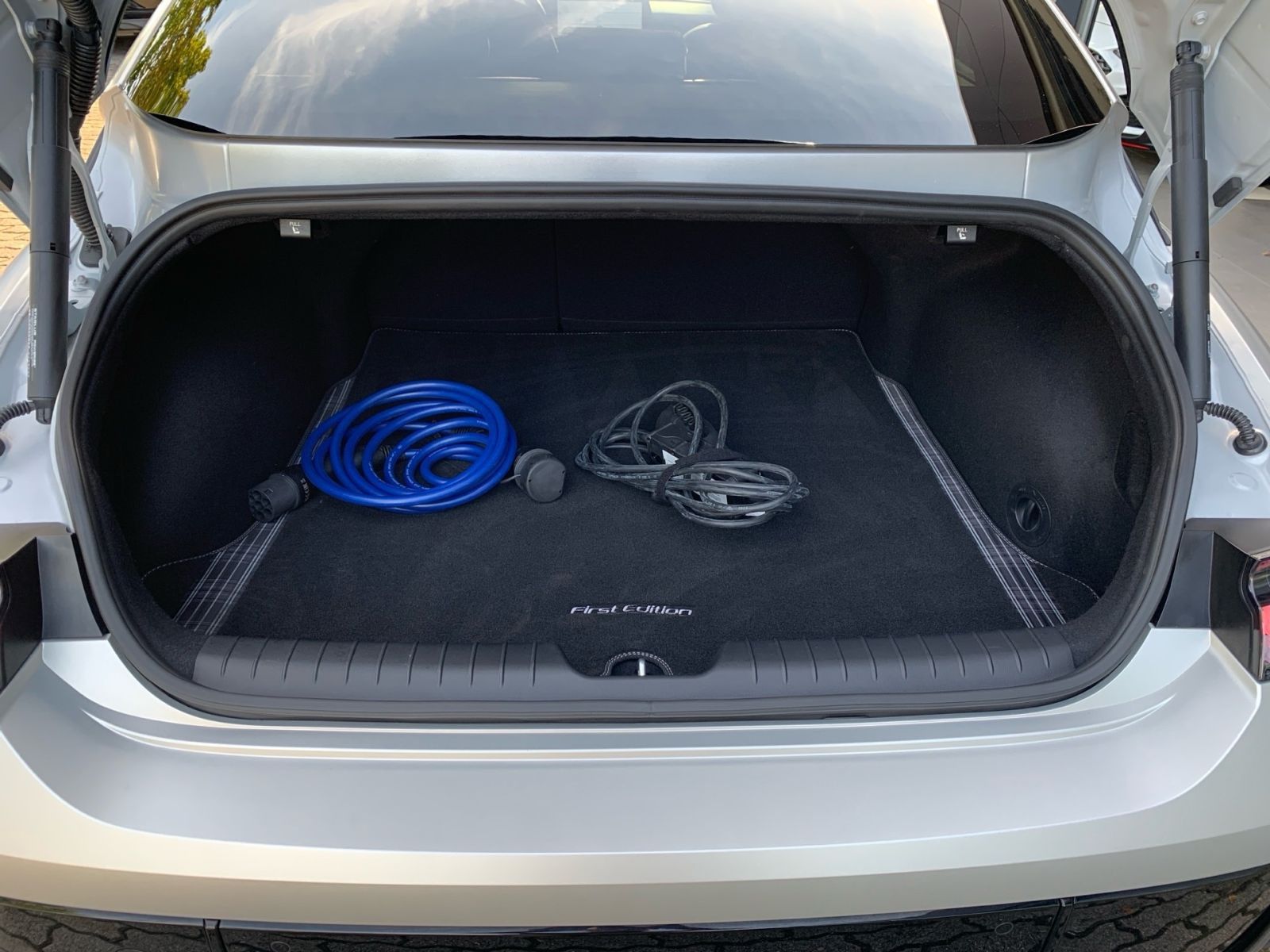 Fahrzeugabbildung Hyundai IONIQ 6 First Edition/First Ed-Paket Elektro 4WD