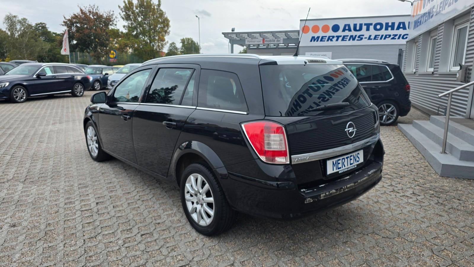 Opel Astra 2010 — rear view
