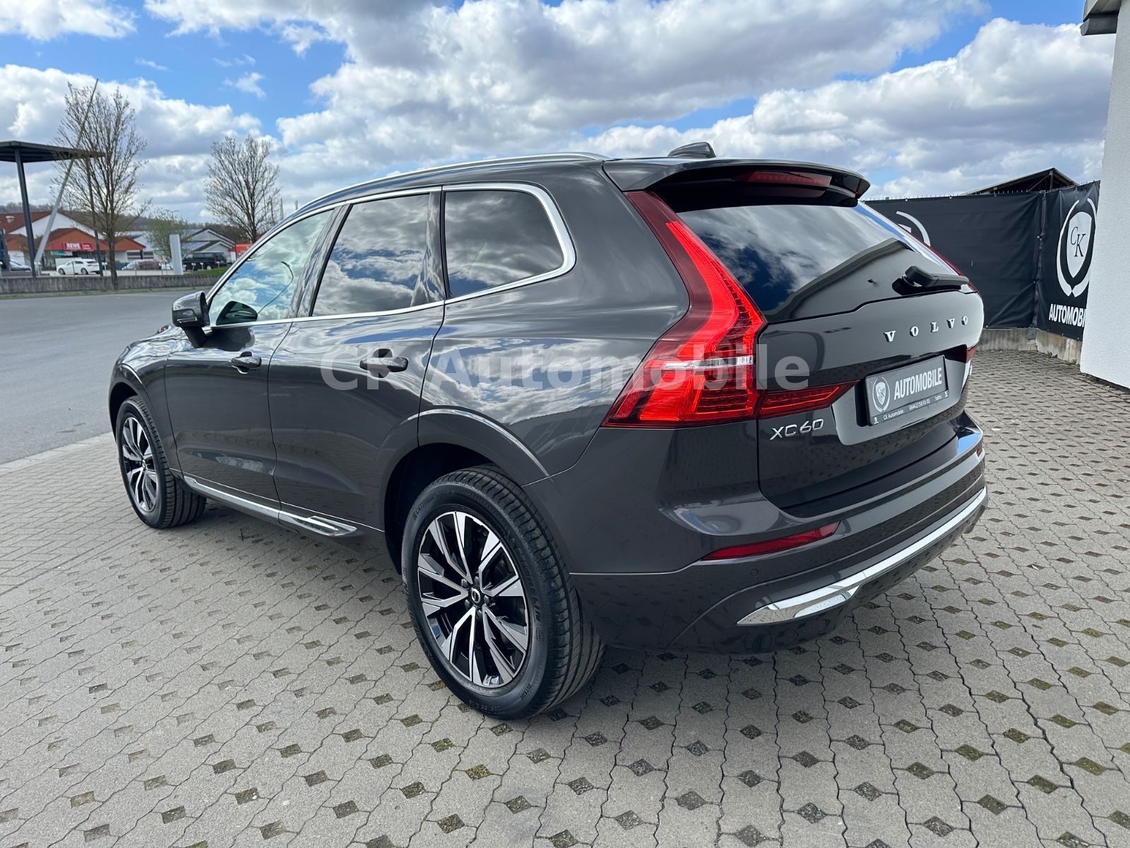Fahrzeugabbildung Volvo XC60 B4 Plus Bright 2WD/Navi/Leder/Kam/LED/AHK