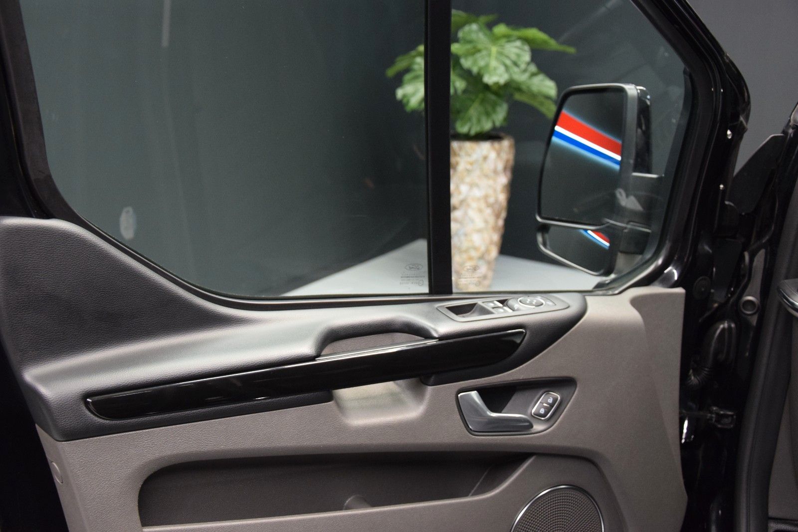 Fahrzeugabbildung Ford Custom 320 L1 Leder Navi Autom. Kamera