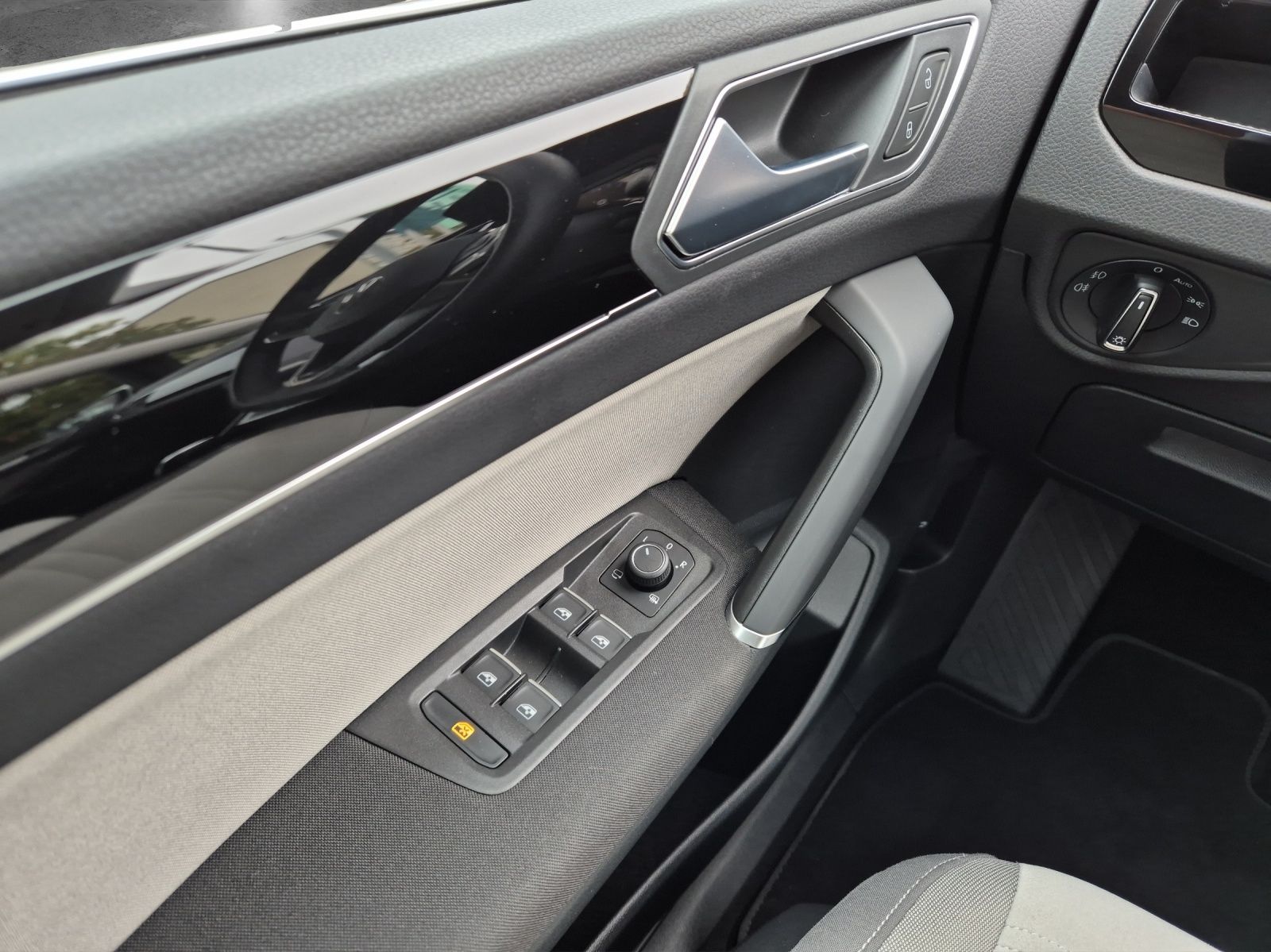 Fahrzeugabbildung Volkswagen Touran TDI Highline DSG 7-Si LED AHK Navi AID AC