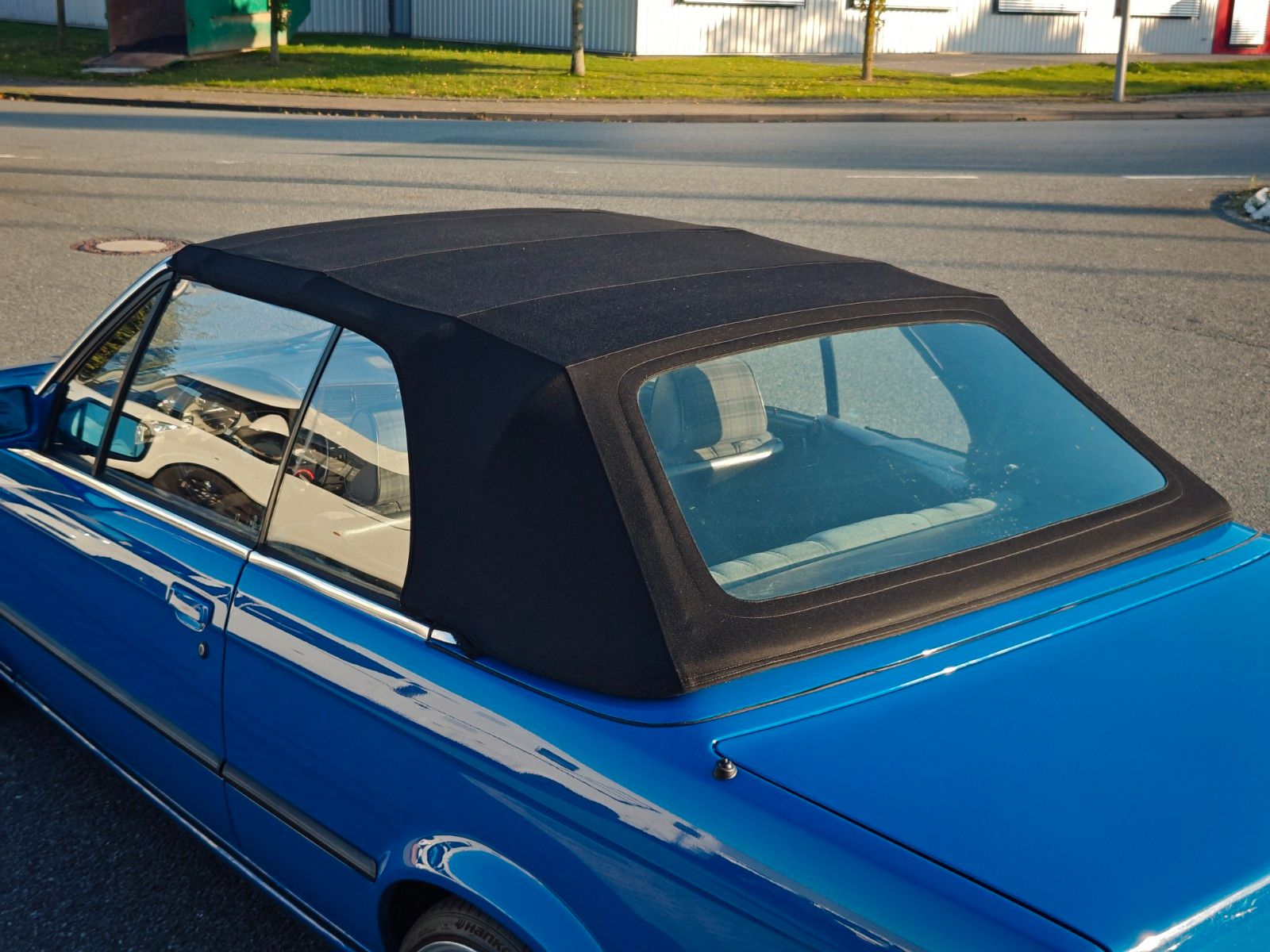 Fahrzeugabbildung BMW 318i Cabrio E30 - Lack NEU, Verdeck NEU