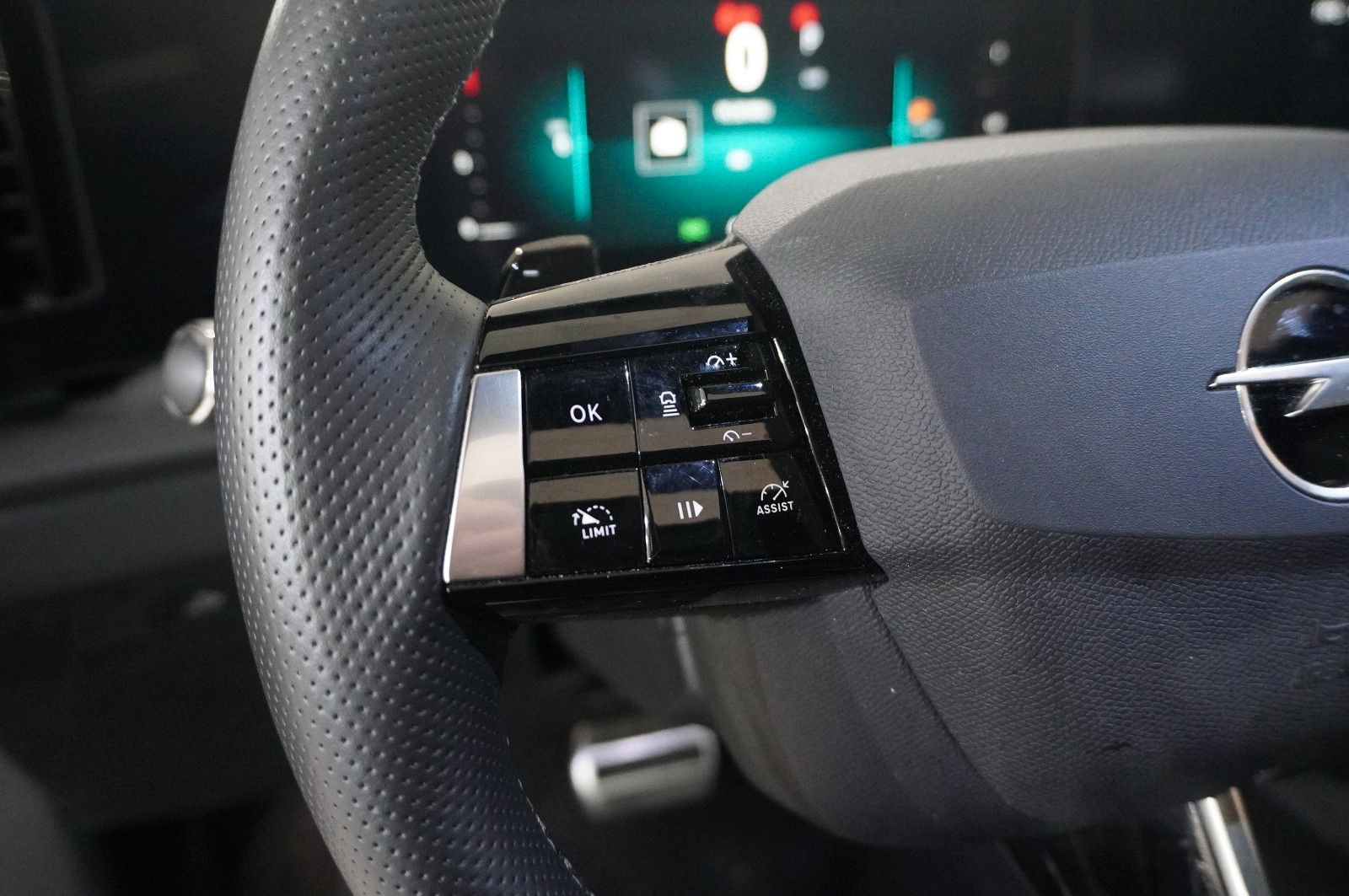 Fahrzeugabbildung Opel Astra ST 1.2T ULTIMATE NAVI/LED/PANO./SPORT/DAB+