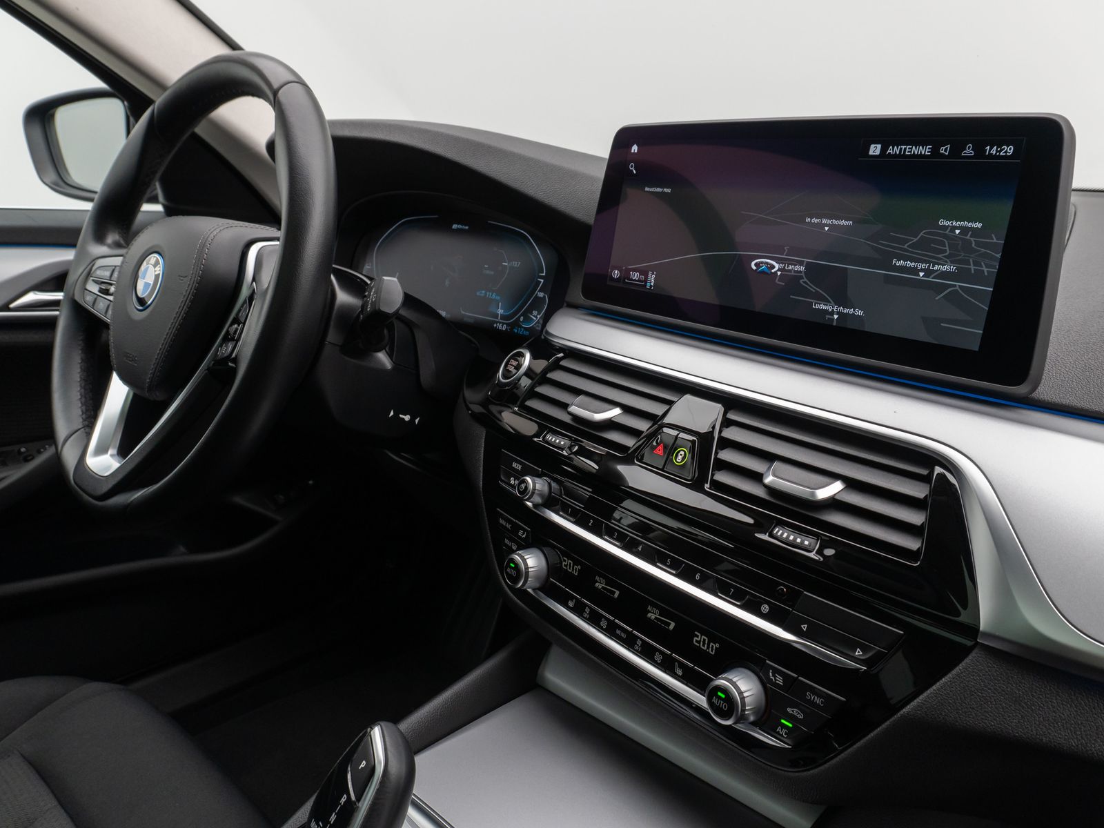 Fahrzeugabbildung BMW 530e xD Panorama Kamera CockPiPro DAB Alarm LED