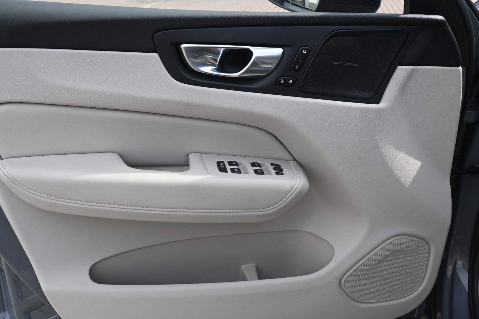 Fahrzeugabbildung Volvo XC60 B5D AWD Ultimate Dark*LED*PANO*STHZ*H&K*360