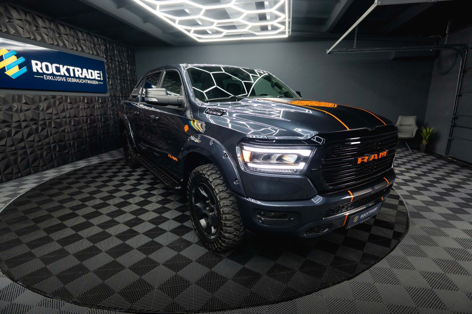 Fahrzeugabbildung Dodge RAM 5.7 V8 HEMI 4x4 OFFROAD Night HarleyDavidson