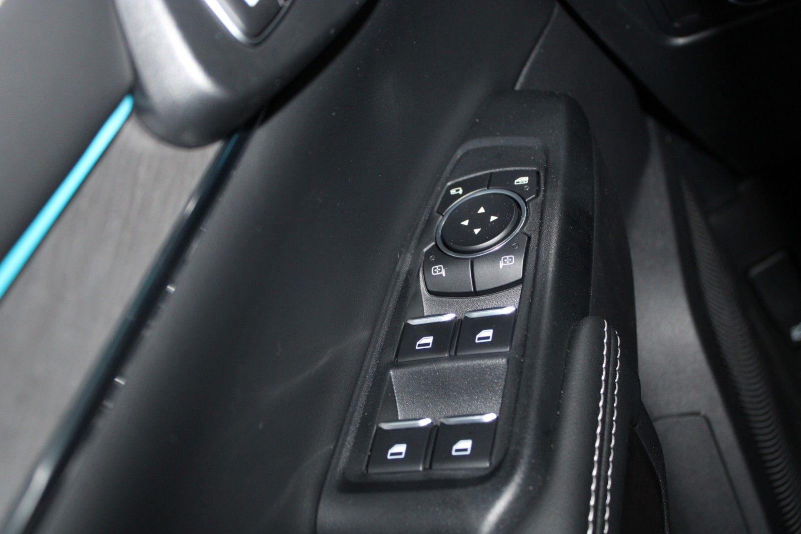 Fahrzeugabbildung Ford Ranger Platinum Automatik LEDER B&O ROLLO AHK