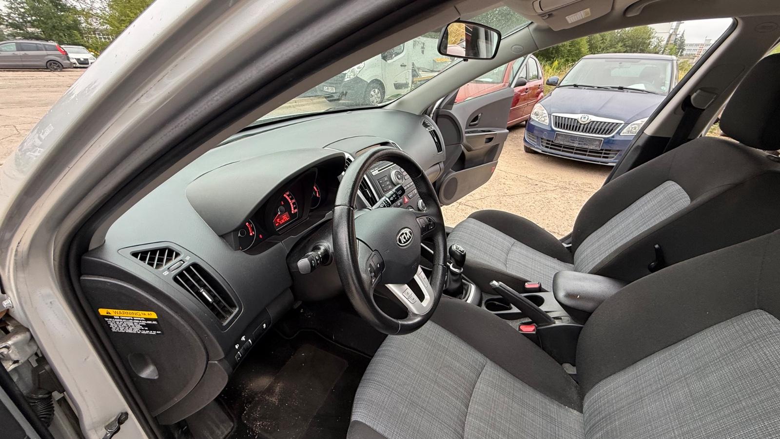 Kia cee'd 2011 — photo 16