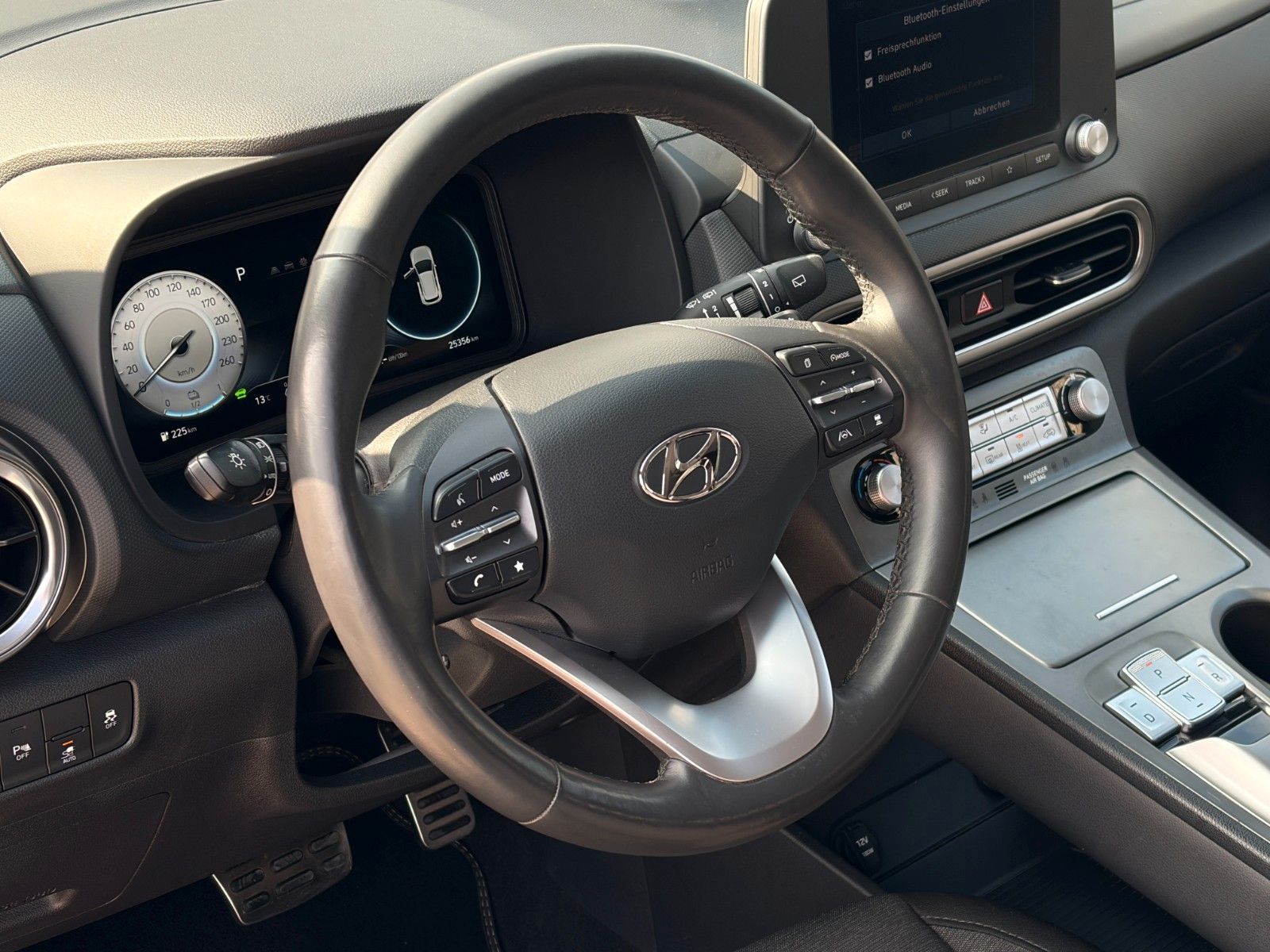 Fahrzeugabbildung Hyundai KONA E Select SHZ ACC PDC LKA Navi WiFi CarPlay