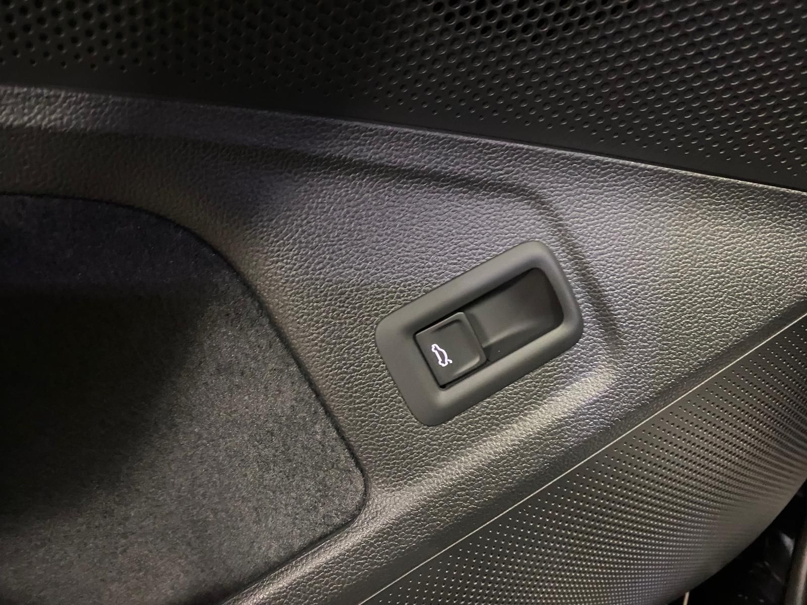 Fahrzeugabbildung Volkswagen Passat Variant 1.5 eTSI Elegance AHK+MATRIX+ACC+
