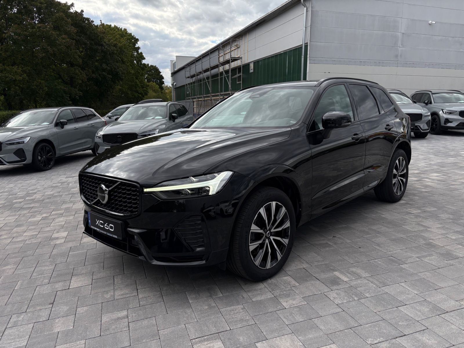 Volvo XC60 B4 AWD PLUS DARK LEDER NAVI PANO HK SOUND foto 2