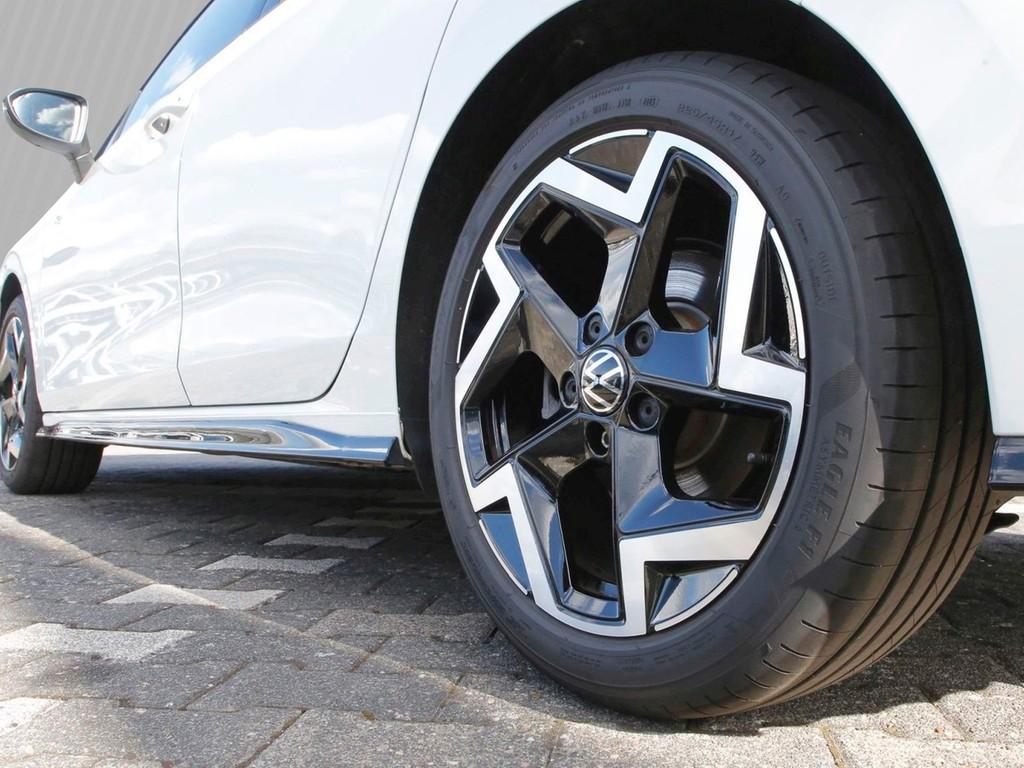 Volkswagen Golf VIII Lim.1.5 eTSI DSG Black Style R-Line, миниатюра 5