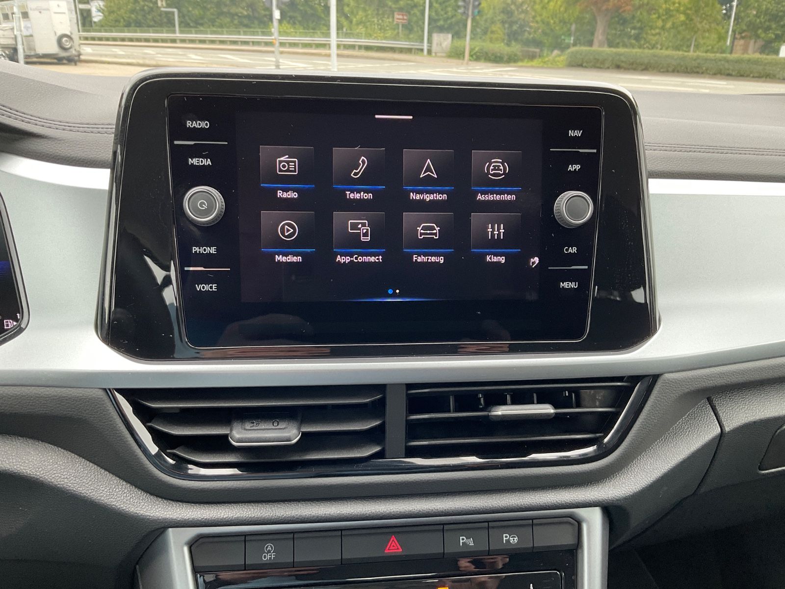 Fahrzeugabbildung Volkswagen T-Roc 1.5 TSI DSG Life,AHK,Navi,LED,AppConnect