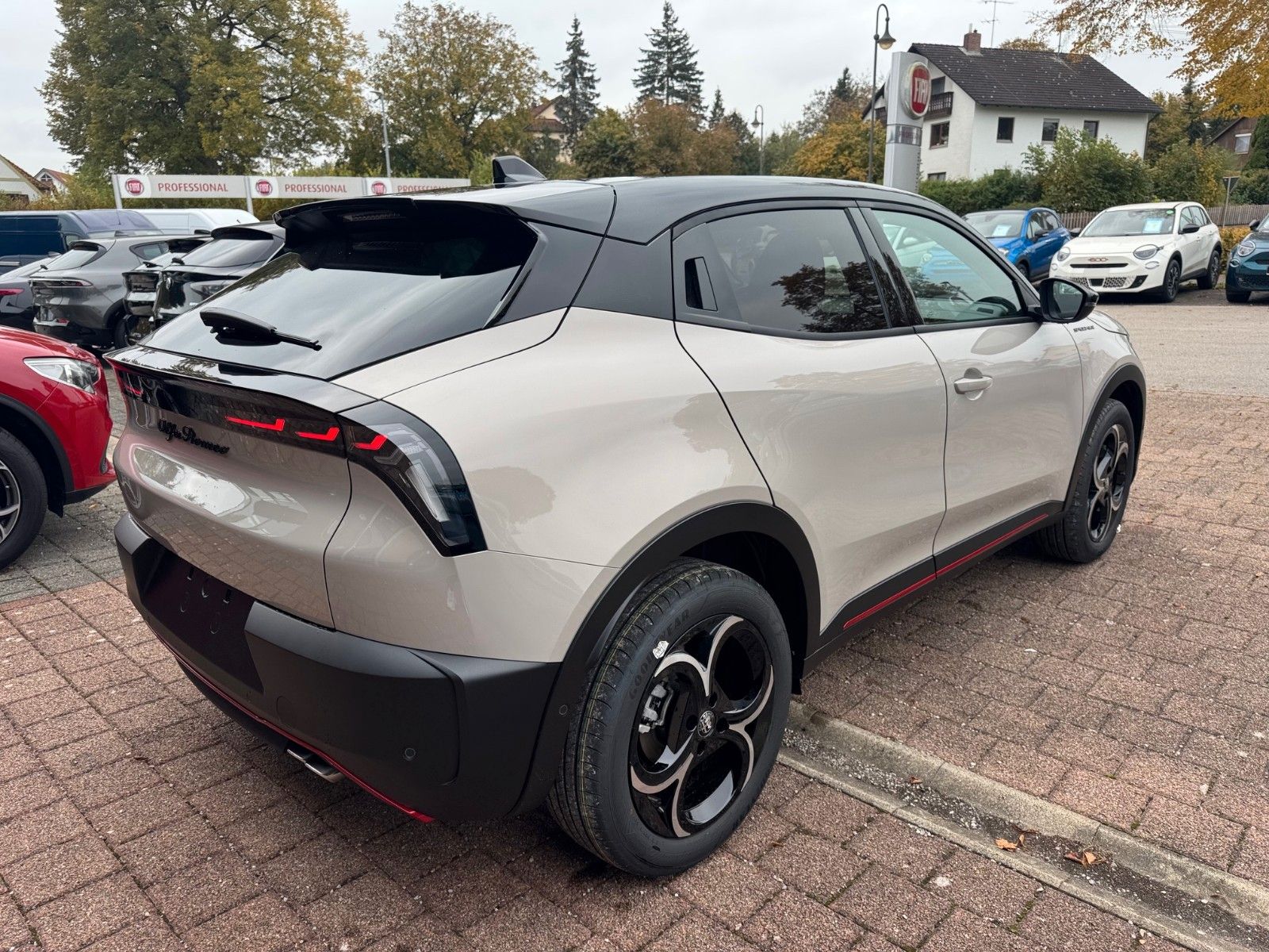 Fahrzeugabbildung Alfa Romeo Junior Ibrida Benzin Speciale 145PS Navi Kamera