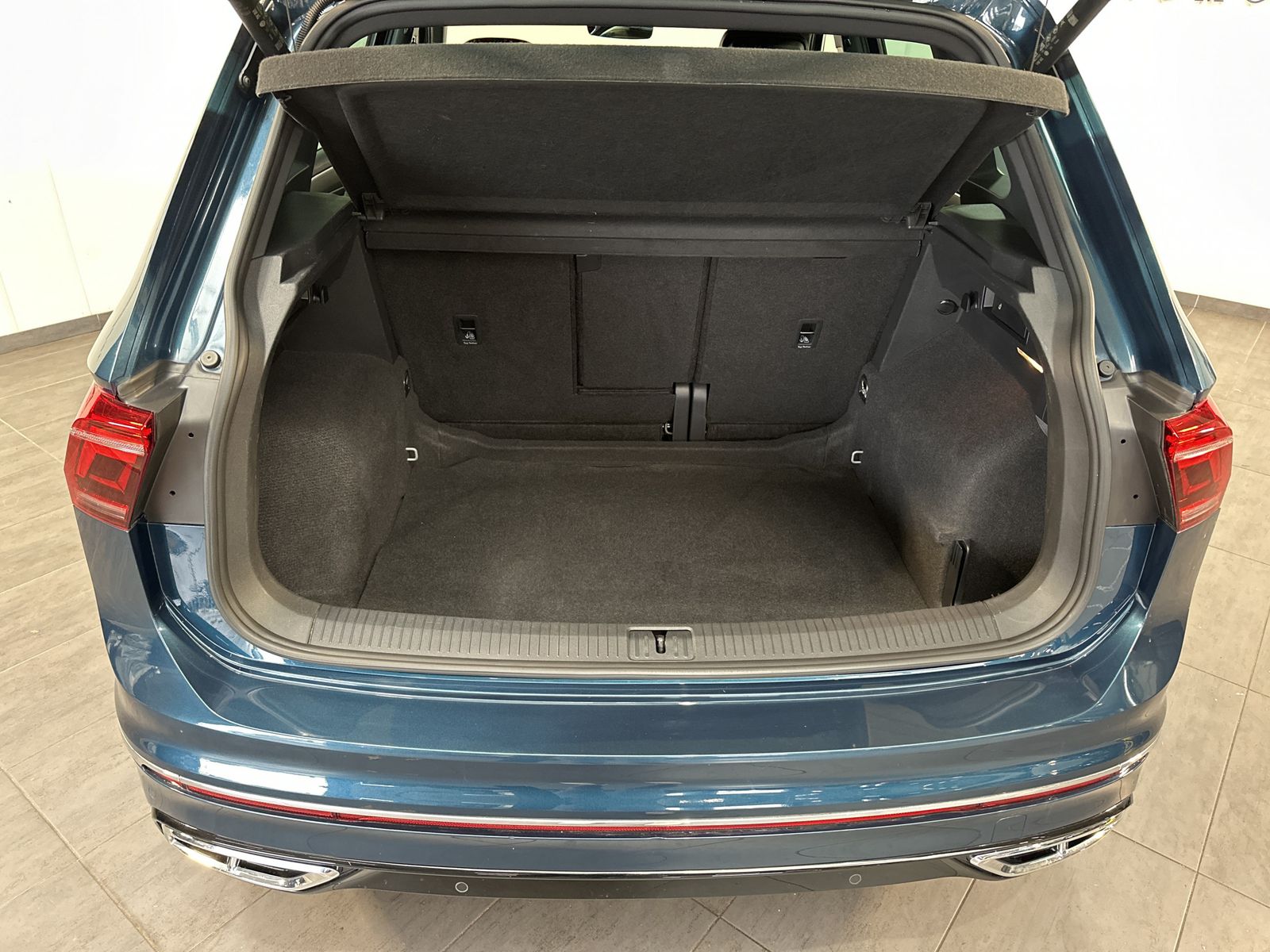 Fahrzeugabbildung Volkswagen Tiguan 2.0 TDI DSG R-Line NAV+MATRIX+AHK+ACC+KAM