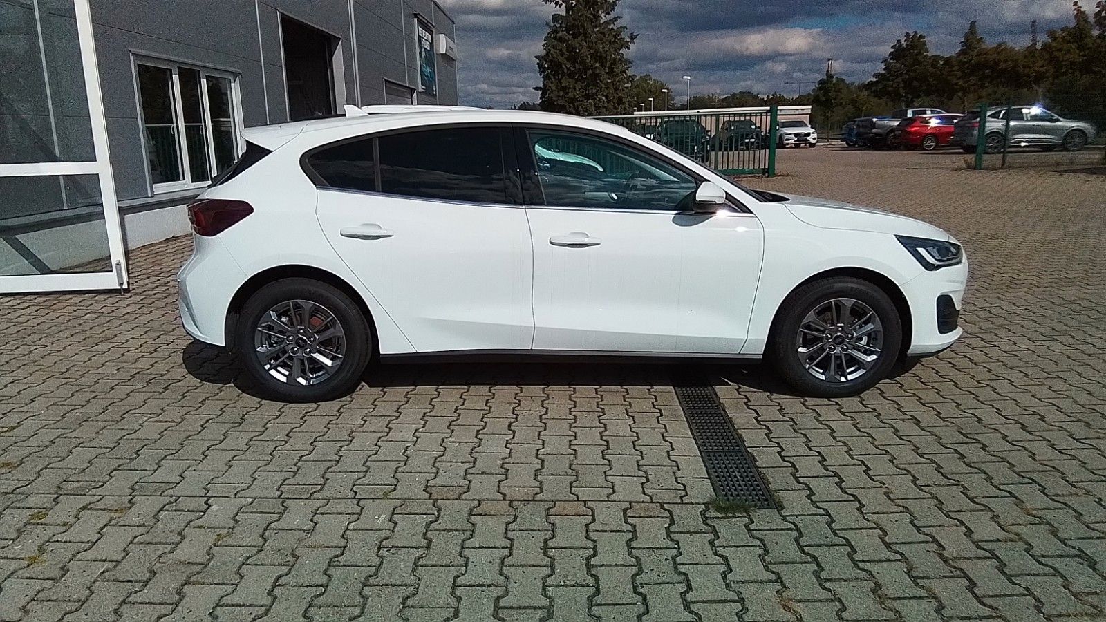 Fahrzeugabbildung Ford Focus Lim. Titanium Mild Hybrid, DAB, Kamera,LED