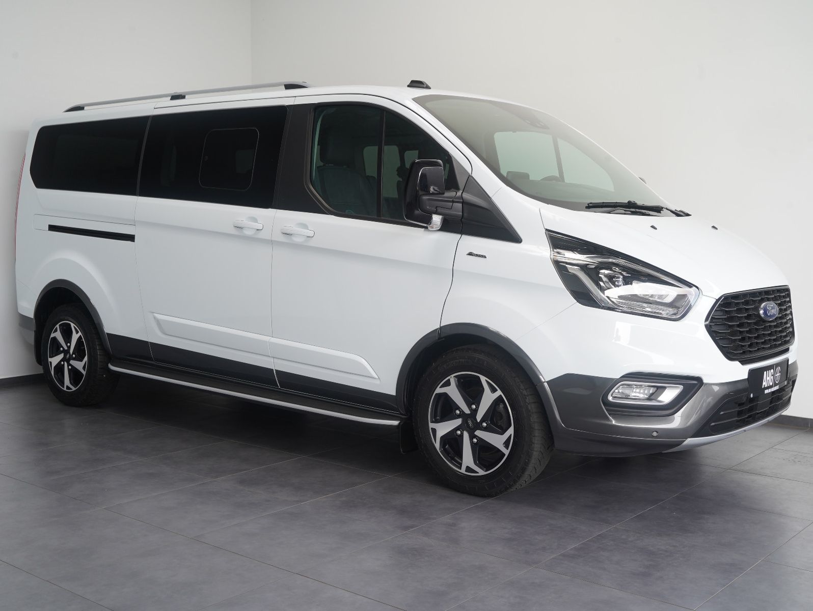 Fahrzeugabbildung Ford Tourneo Custom 320 L2 Active 8-SITZER/XENON