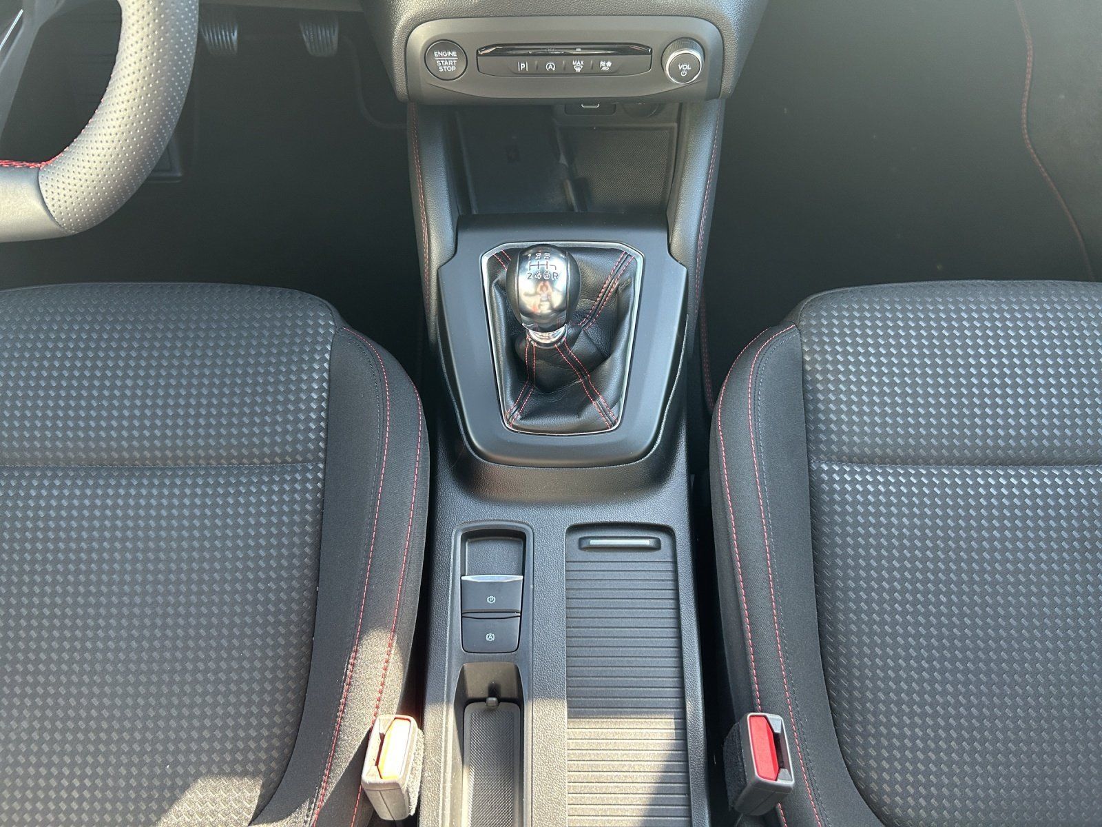 Fahrzeugabbildung Ford Focus Turnier ST-Line X LED/ACC/KAMERA/NAVI/HUD/