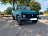 Lada Niva 1.7i 21214 / Raptorlack - graue Lada Niva