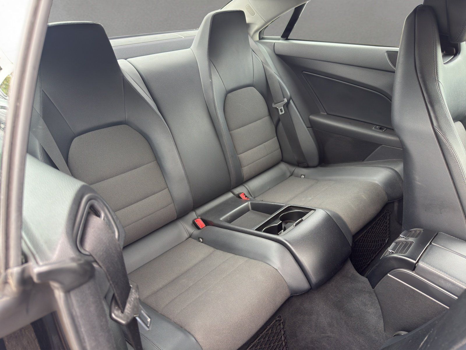 Fahrzeugabbildung Mercedes-Benz E 250 CGI Elegance BlueEfficie Coupe