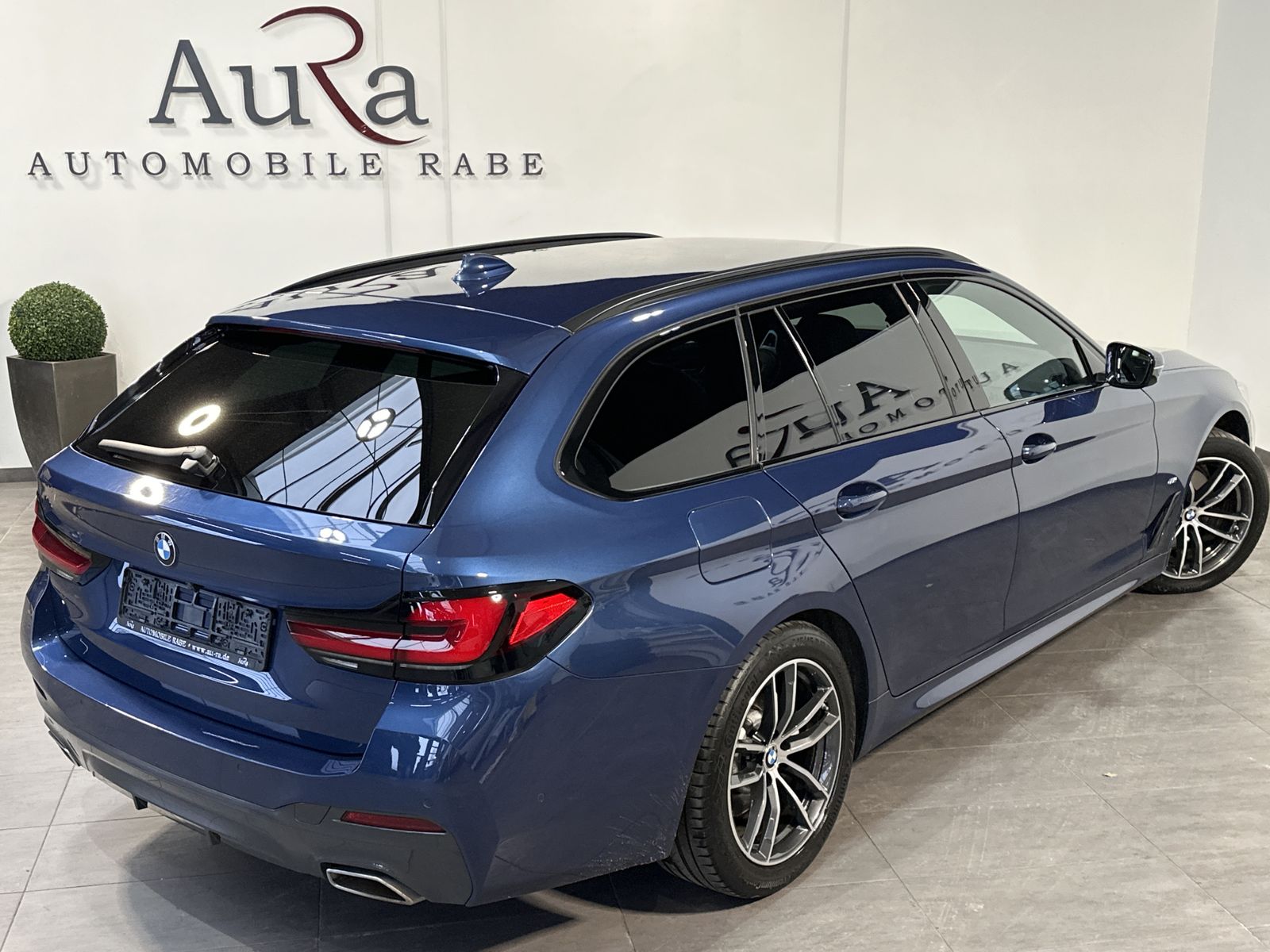 Fahrzeugabbildung BMW 520d Touring xDrive M-Sport NAV+LASER+AHK+HEADUP