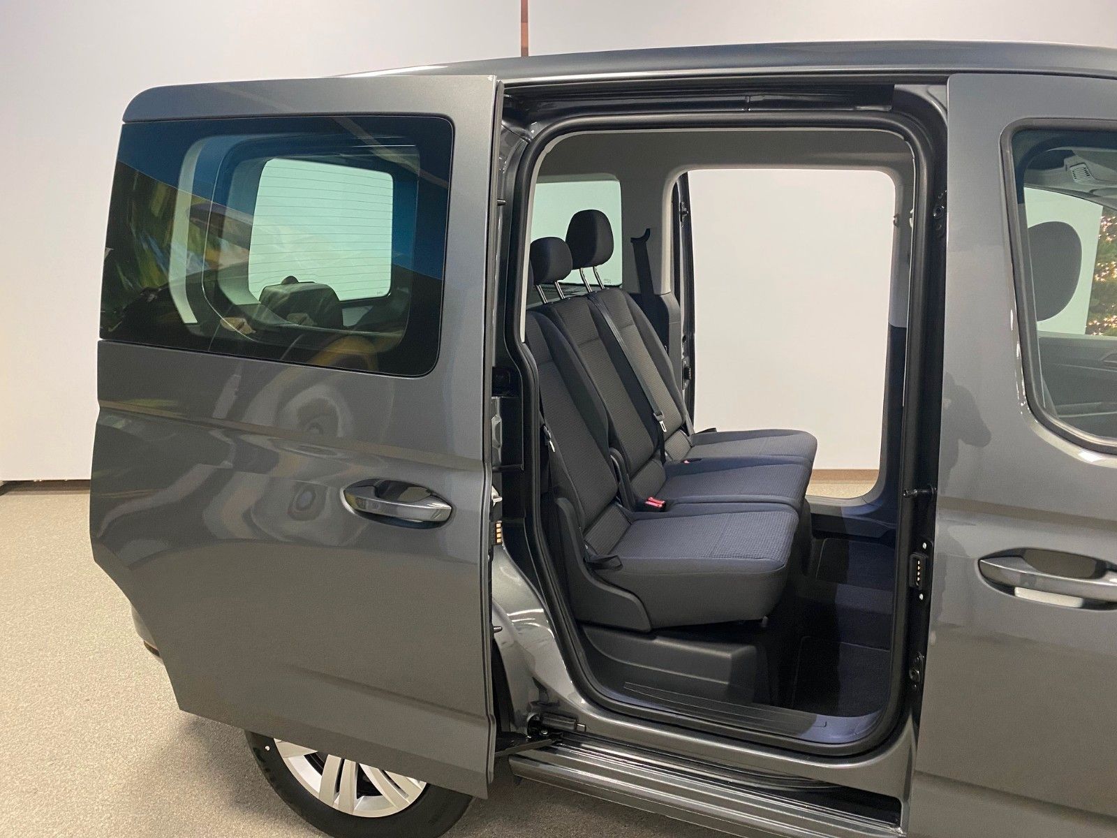 Fahrzeugabbildung Volkswagen Caddy 1.5 TSI Caddy+ACC+AHK+2x Schiebetür+1xHeck