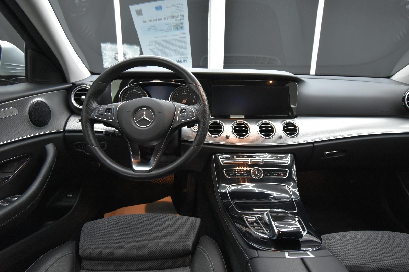 Mercedes-Benz E 220  SHZ AHK RFK LED Ambiente.