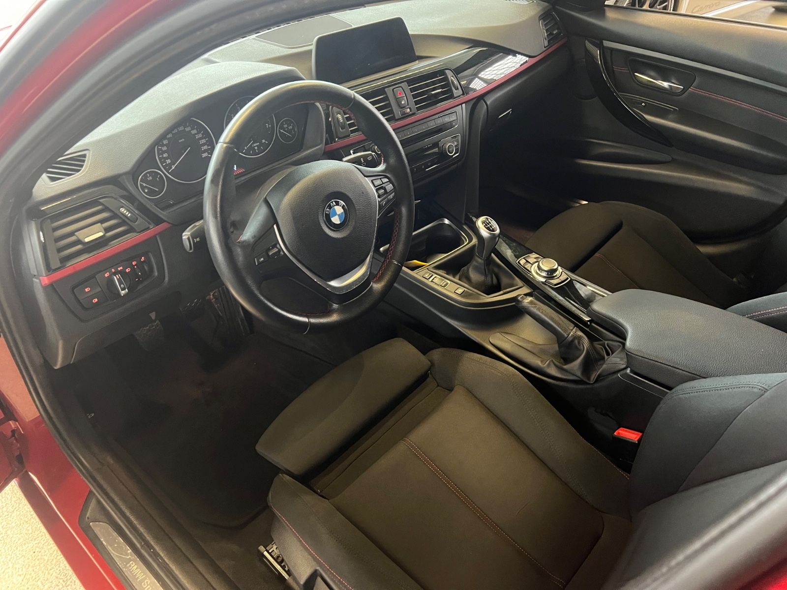 Fahrzeugabbildung BMW 316 i Touring F31 Sportline *NAVI *MELBOURNEROT