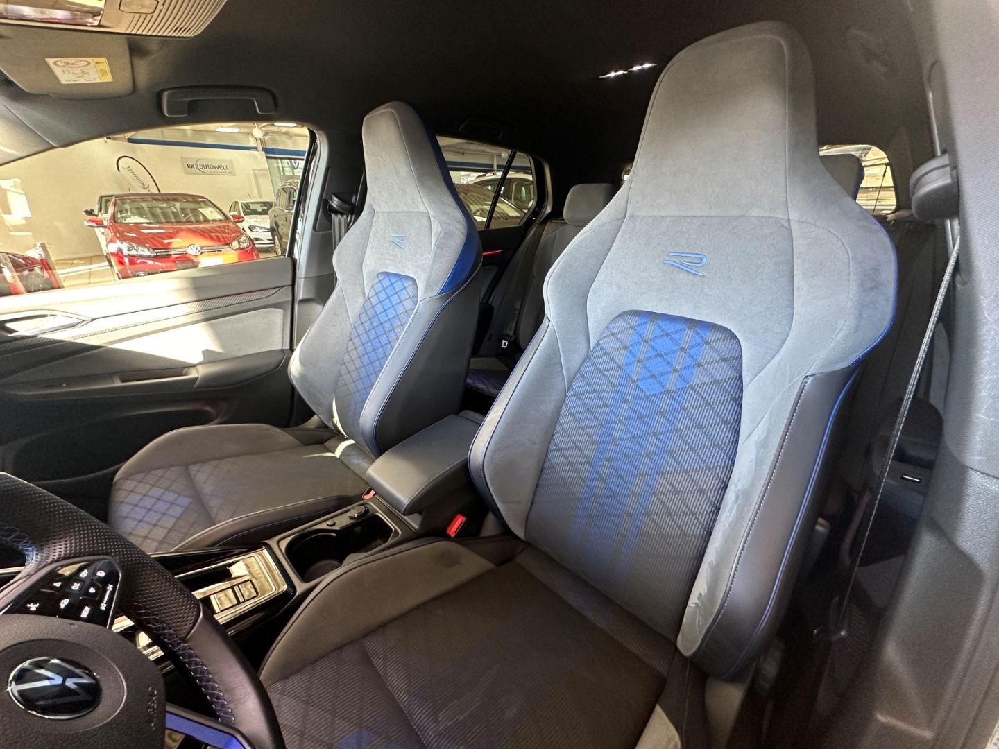 Volkswagen Golf VIII R 4Motion 2.0 TSI AD Navi digitales C foto 5