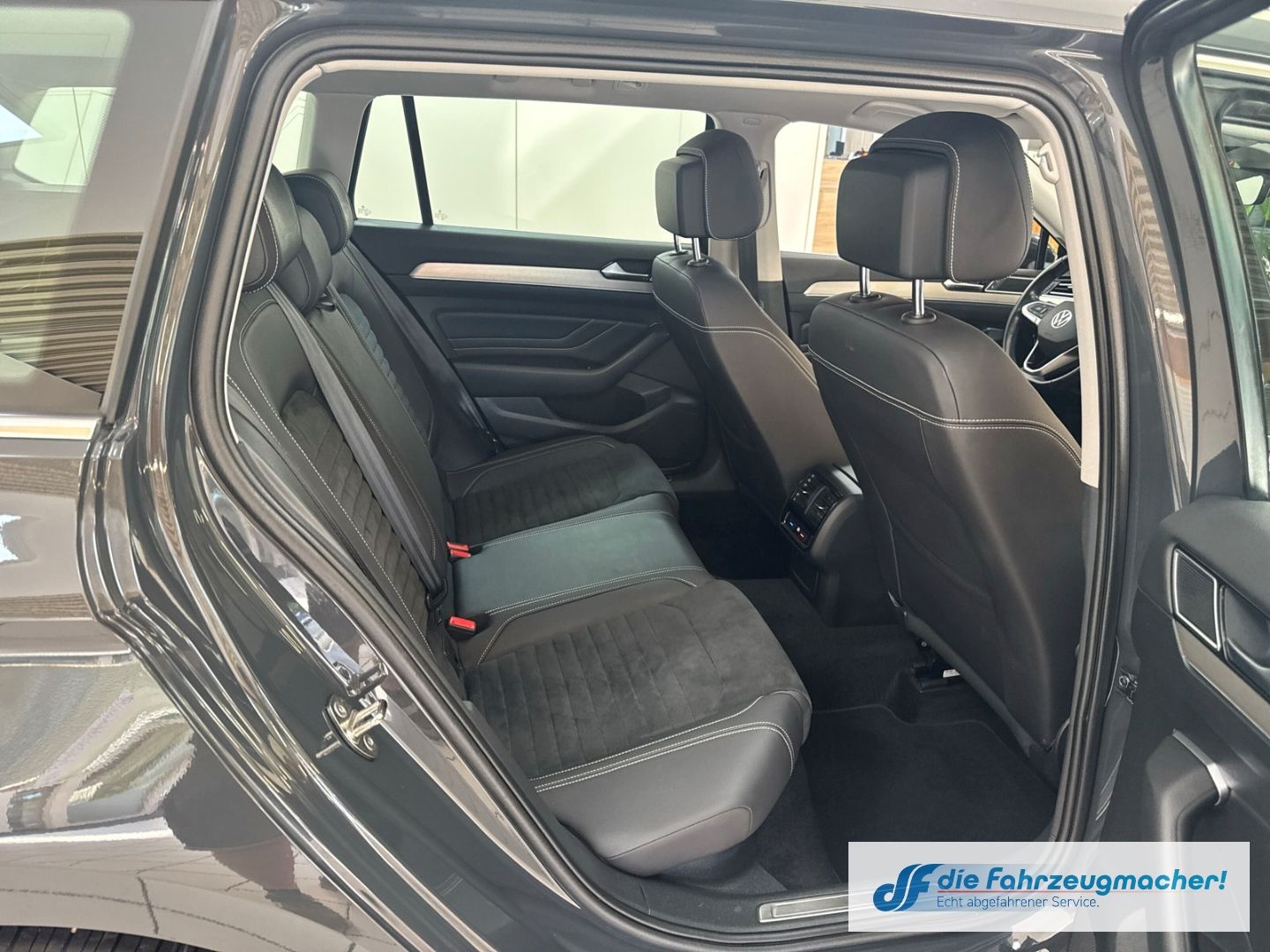 Fahrzeugabbildung Volkswagen Passat Variant Elegance 1.5 TSI BMT Start-Stopp